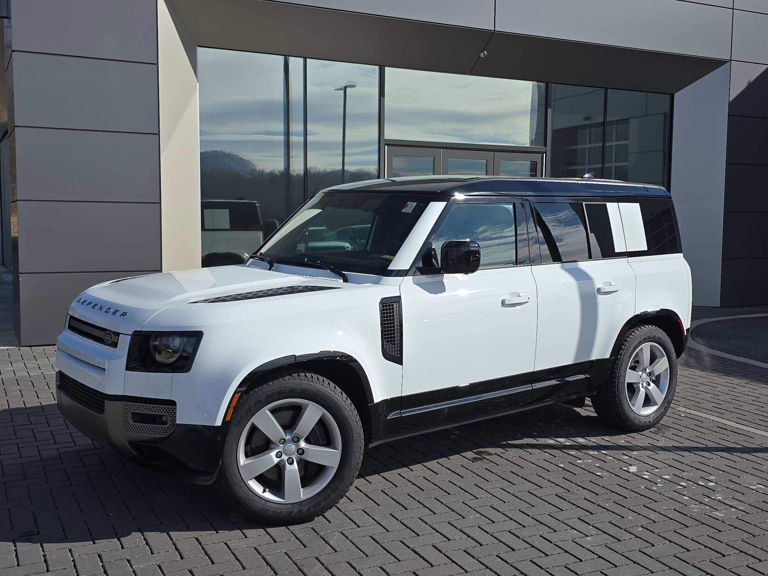 2025 Land Rover Defender 110 X-Dynamic SE P500's photo