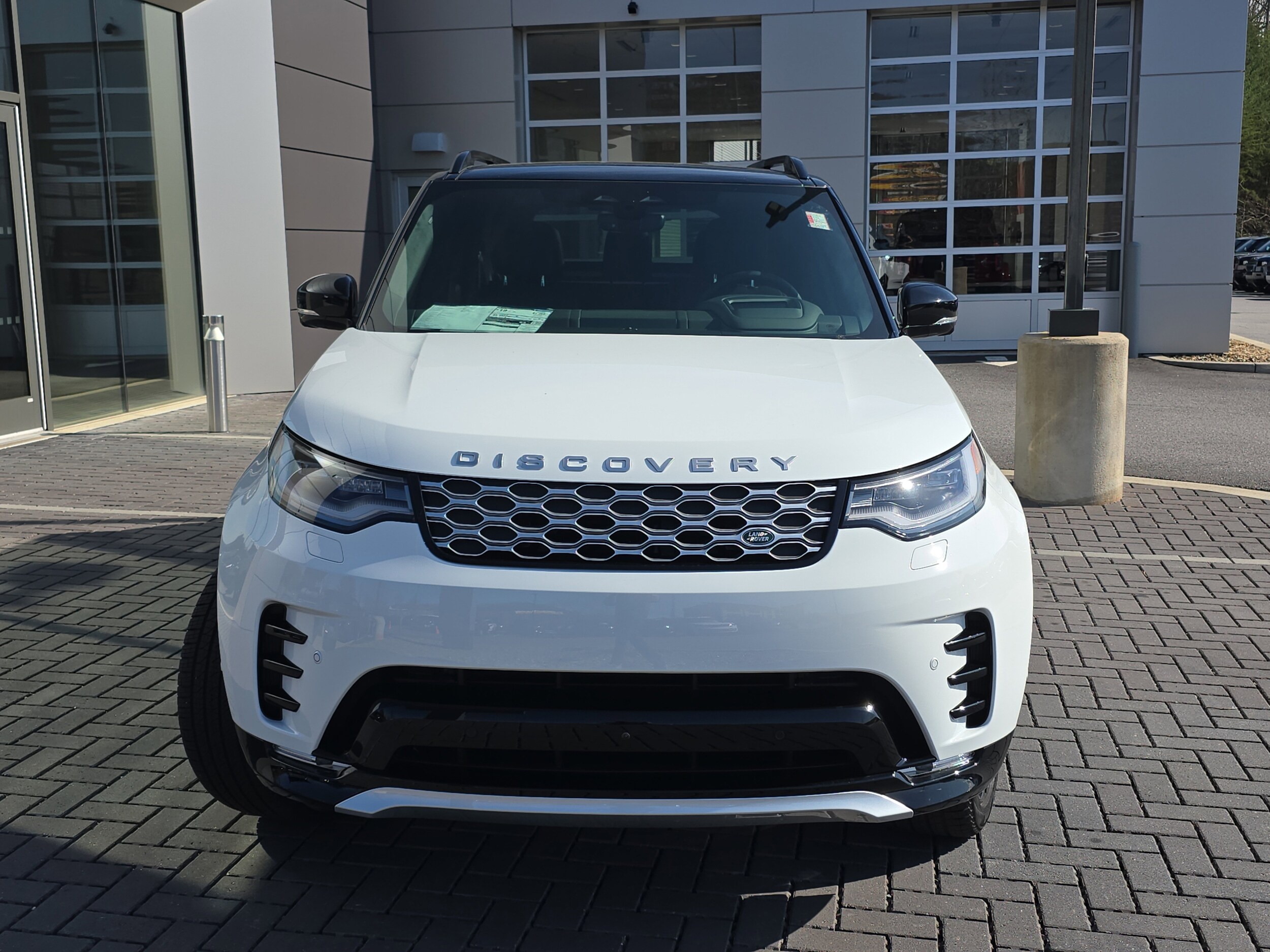 2025 Land Rover Discovery Metropolitan Edition photo 2