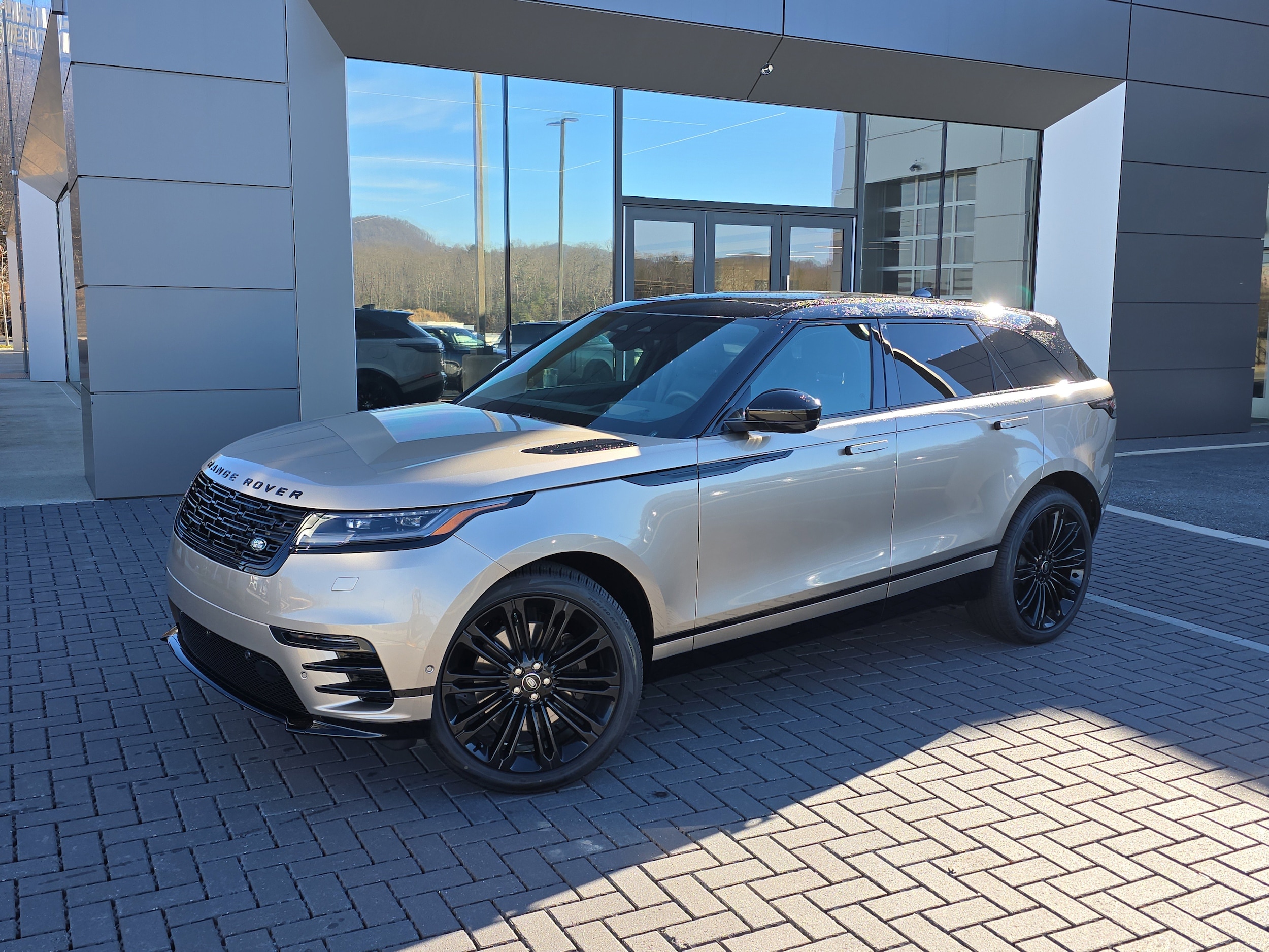 2026 Land Rover Range Rover Velar P250 Dynamic SE's photo