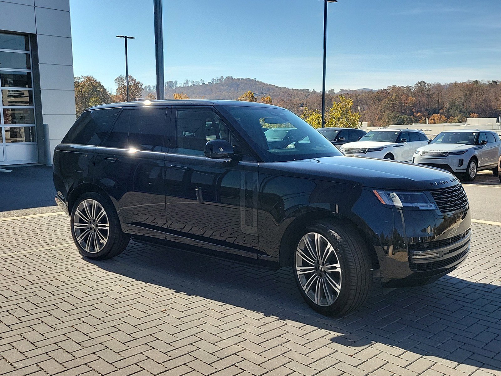 2025 Land Rover Range Rover SE photo 3