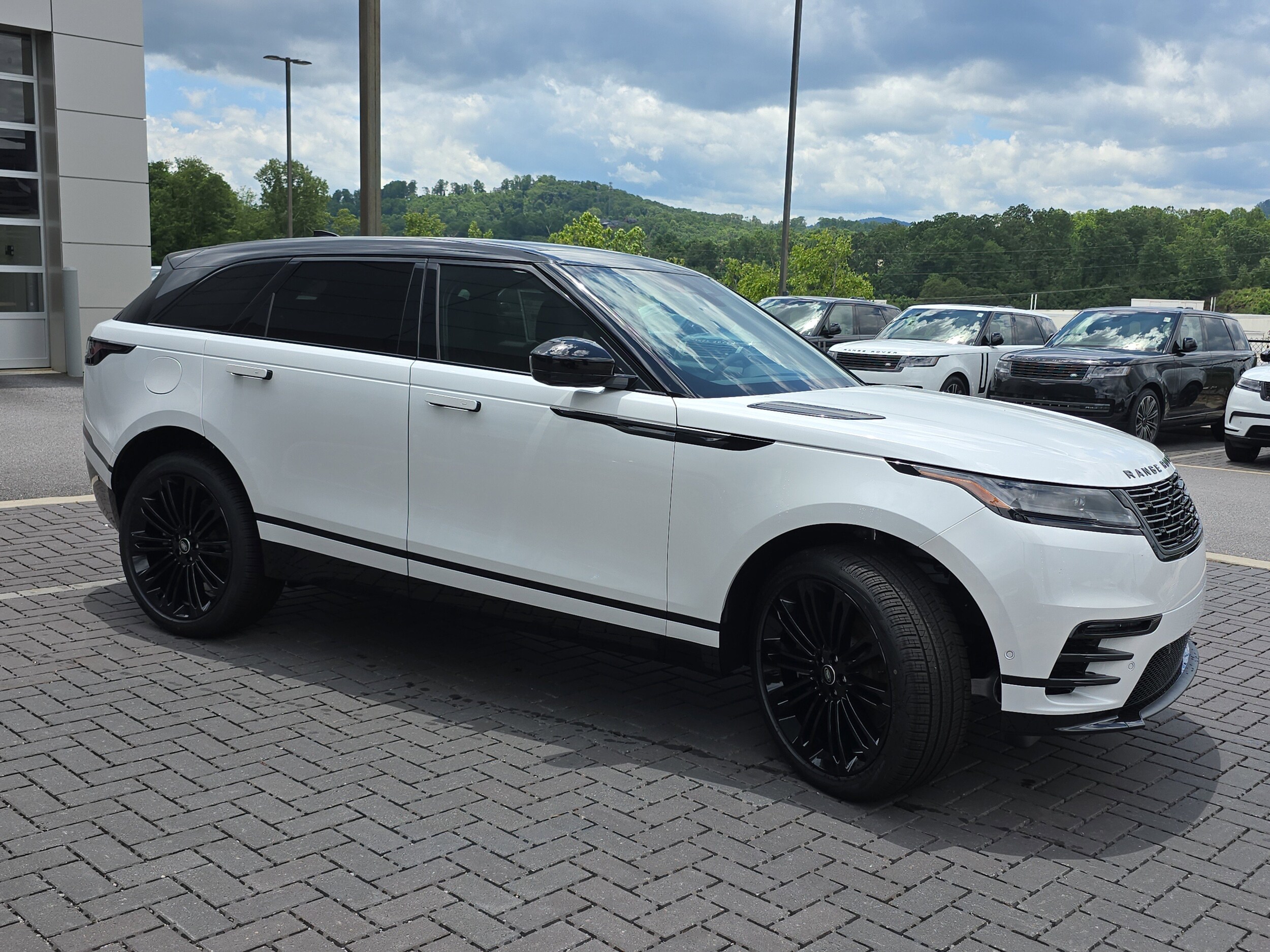2026 Land Rover Range Rover Velar SE photo 3