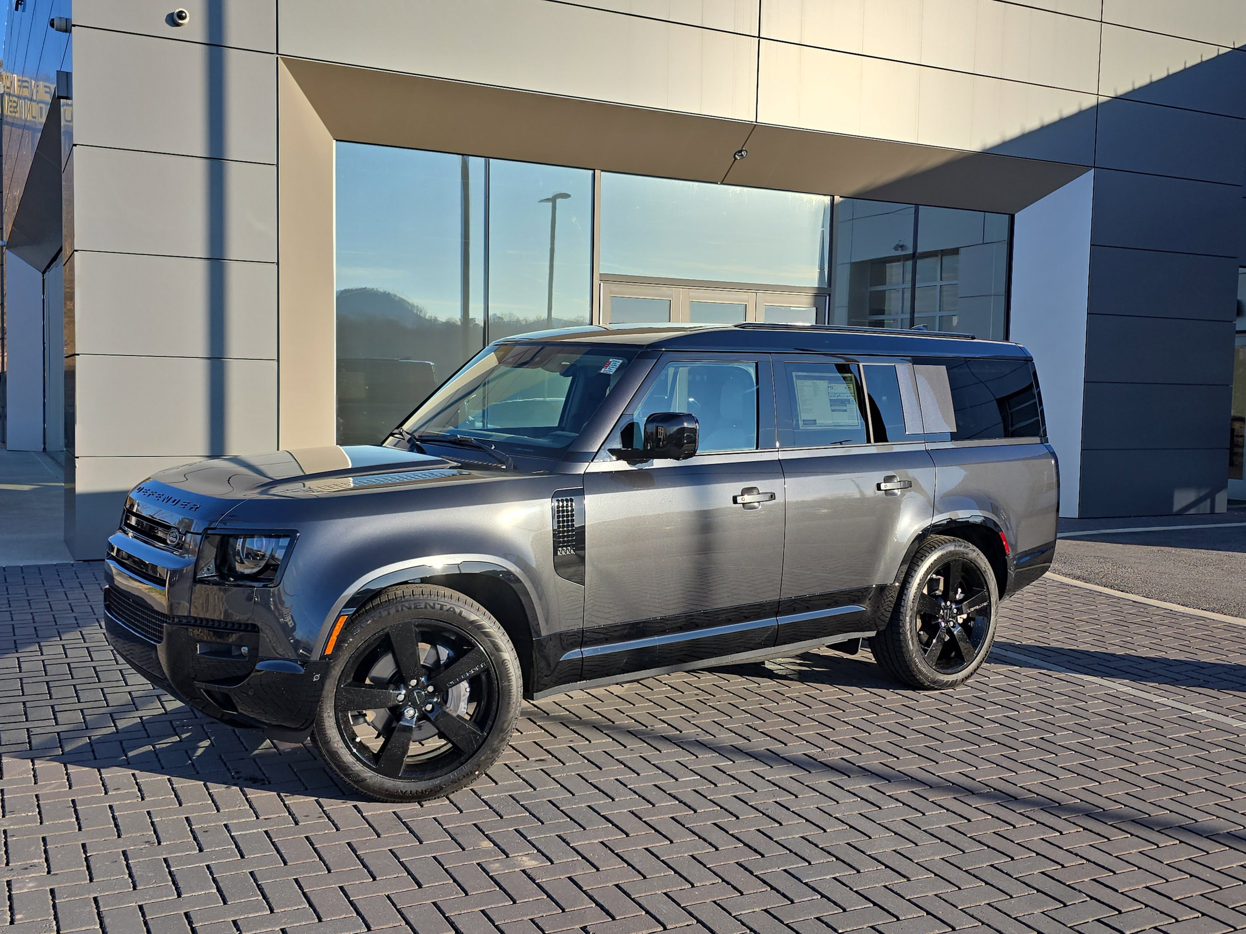 2026 Land Rover Defender X-Dynamic SE's photo