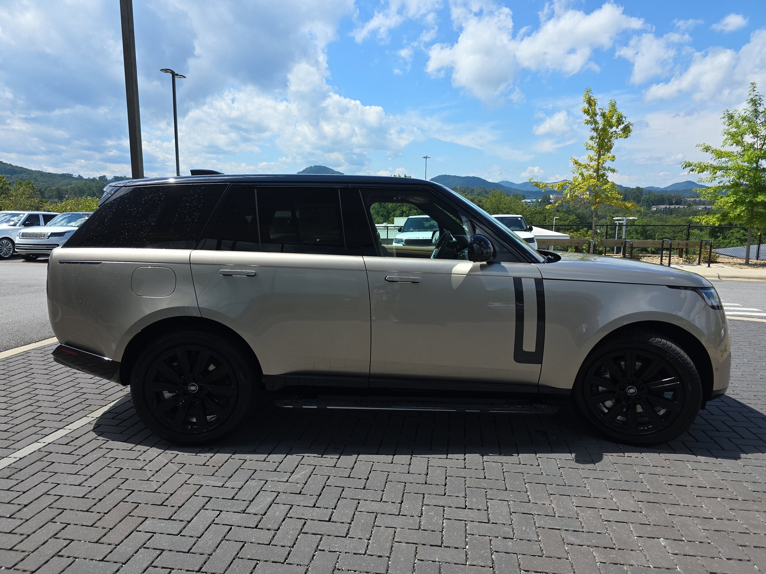 2025 Land Rover Range Rover SE photo 2