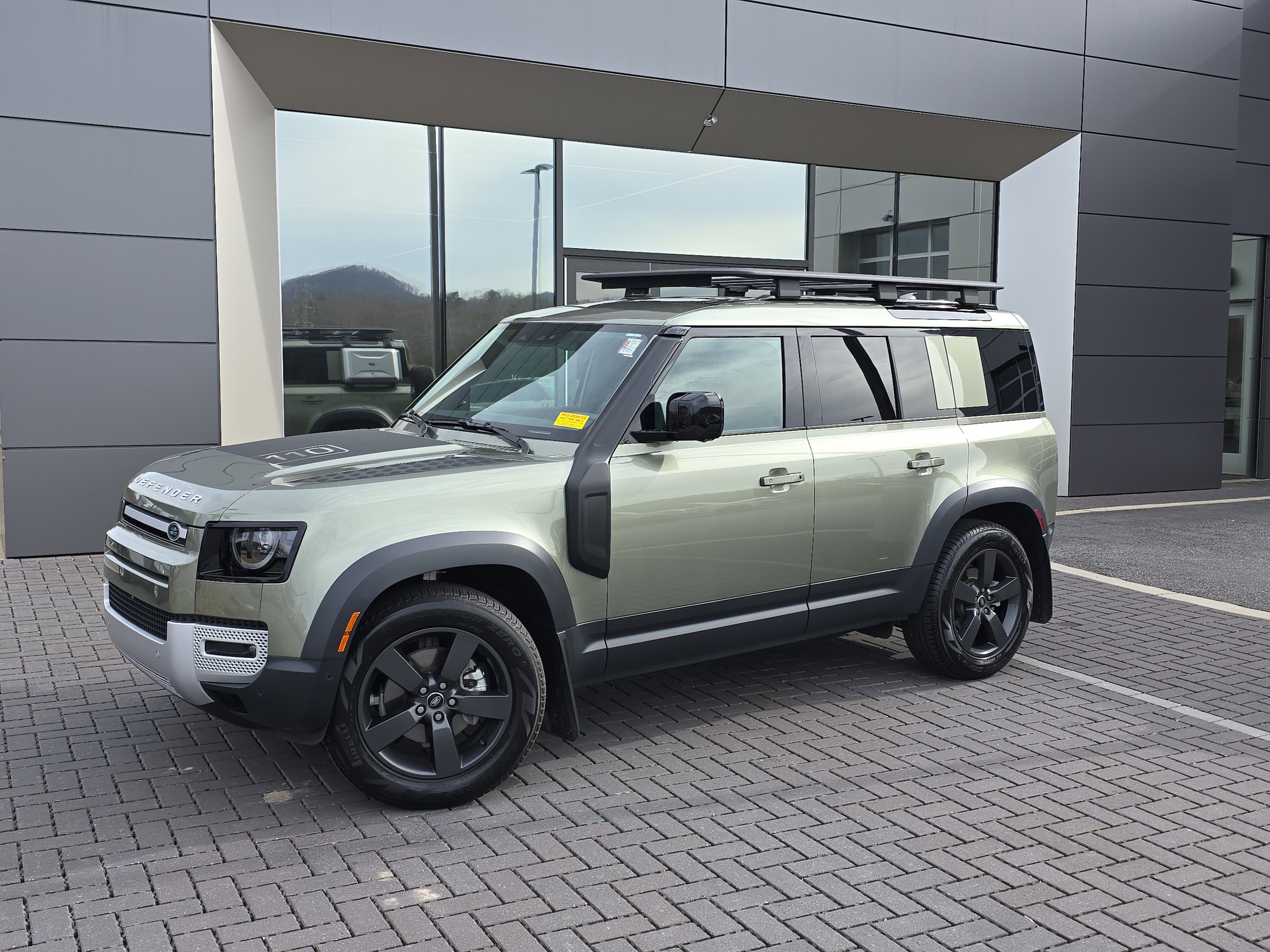 2025 Land Rover Defender S's photo