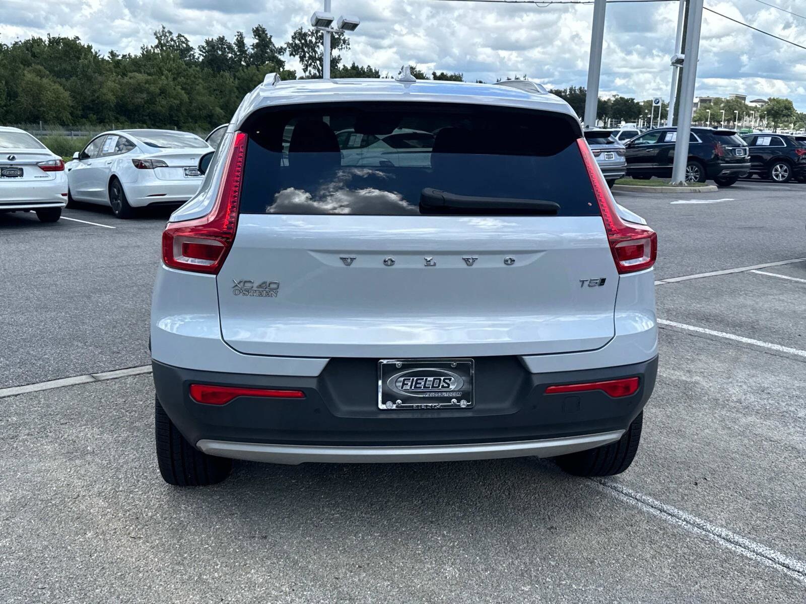 2020 Volvo XC40 Momentum T5 AWD photo 3
