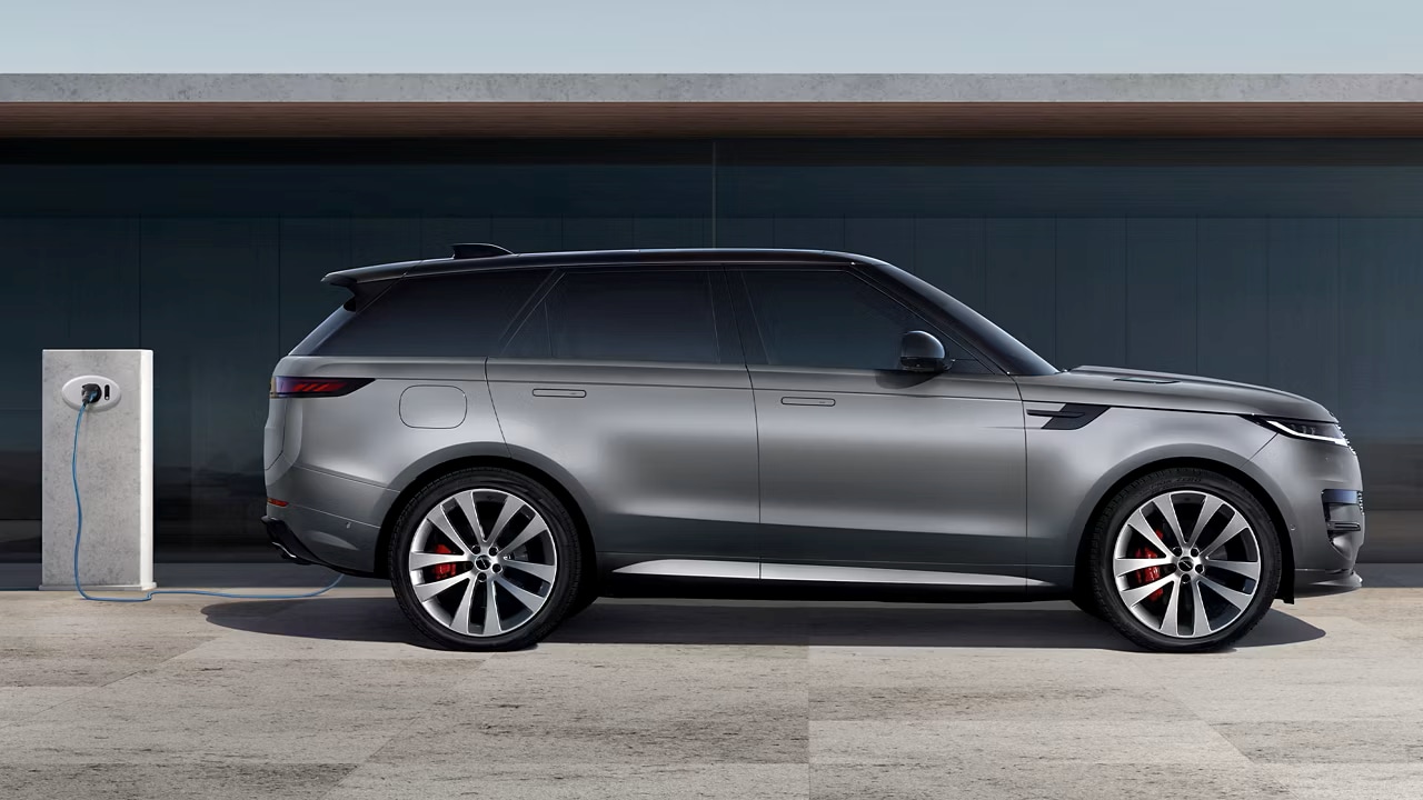 2026 Range Rover Sport Dynamic SE PHEV plugged in
