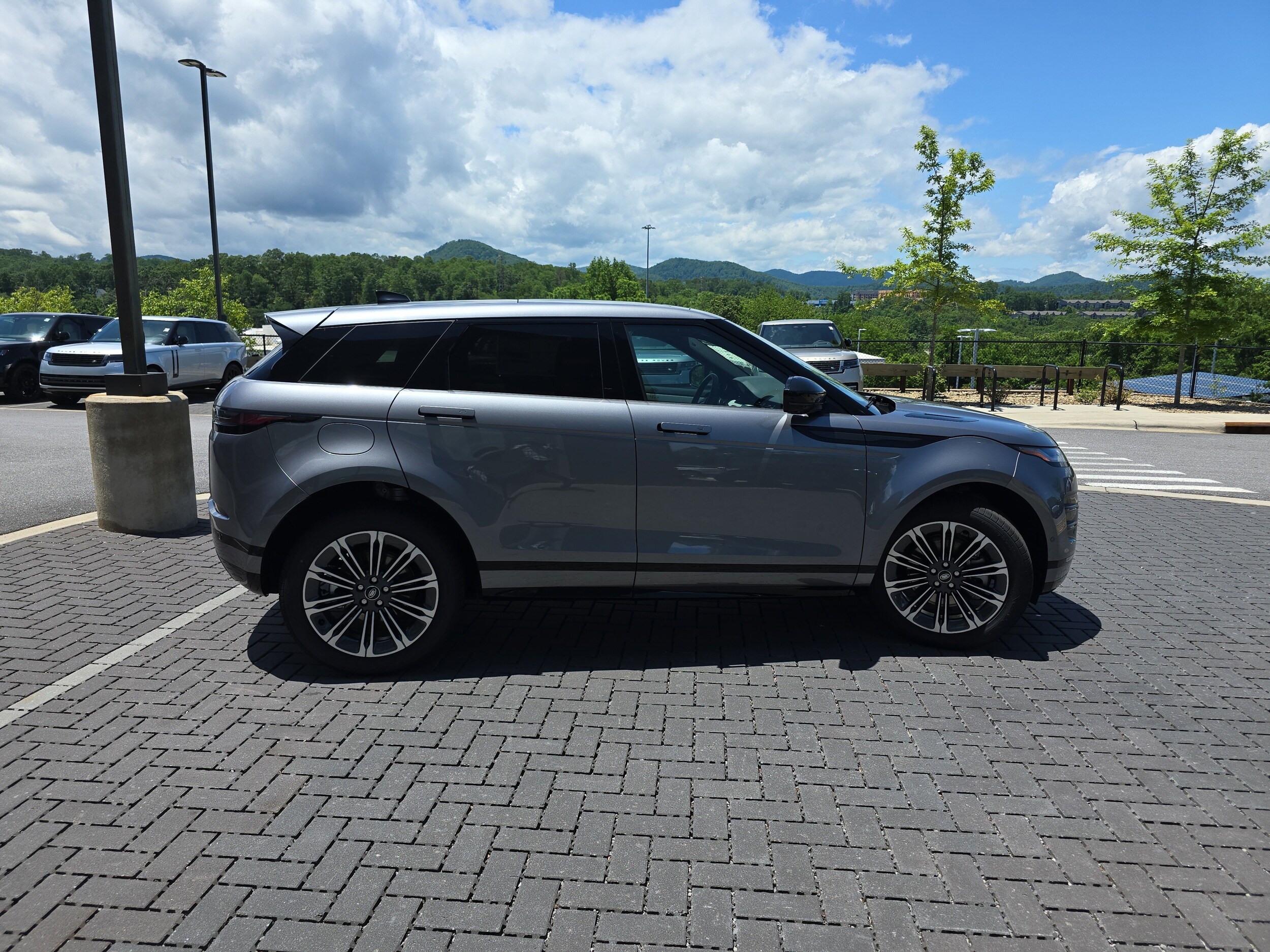 2026 Land Rover Range Rover Evoque Dynamic SE photo 4