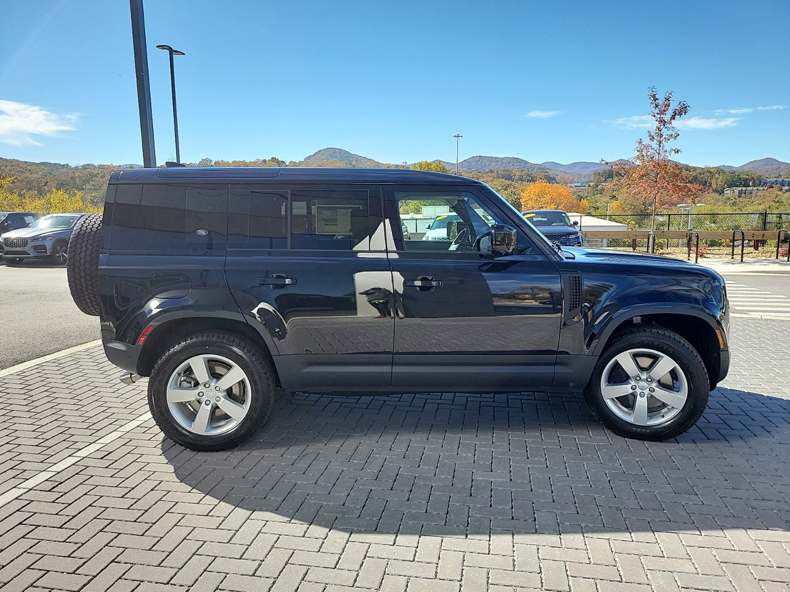 2024 Land Rover Defender 110 SE photo 4