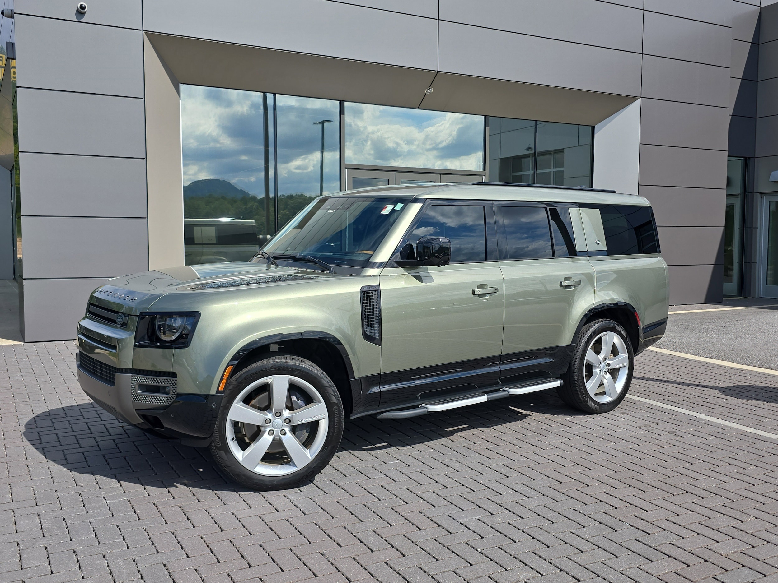 2024 Land Rover Defender 130 P400 X-Dynamic SE