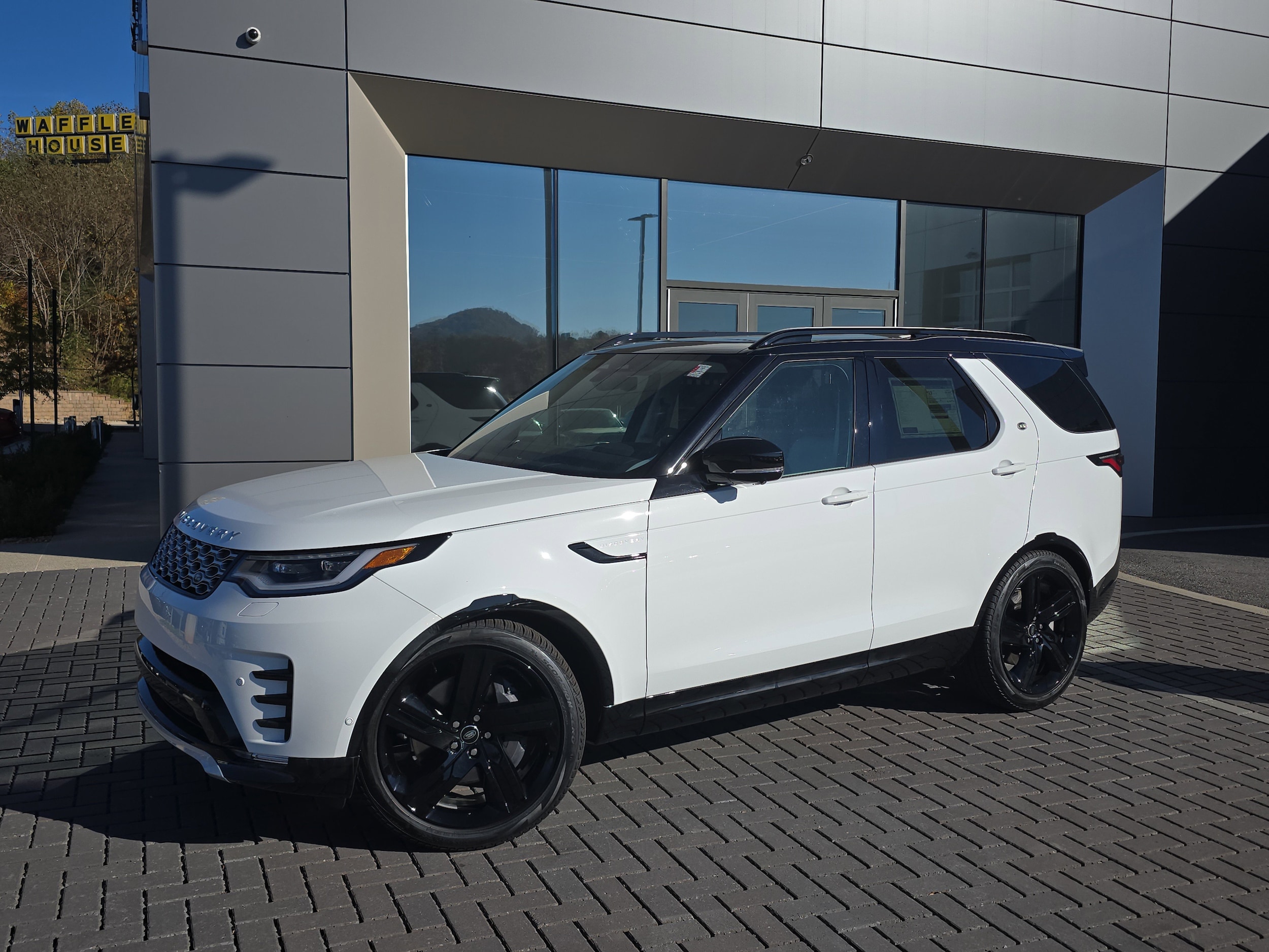 2026 Land Rover Discovery Tempest Edition