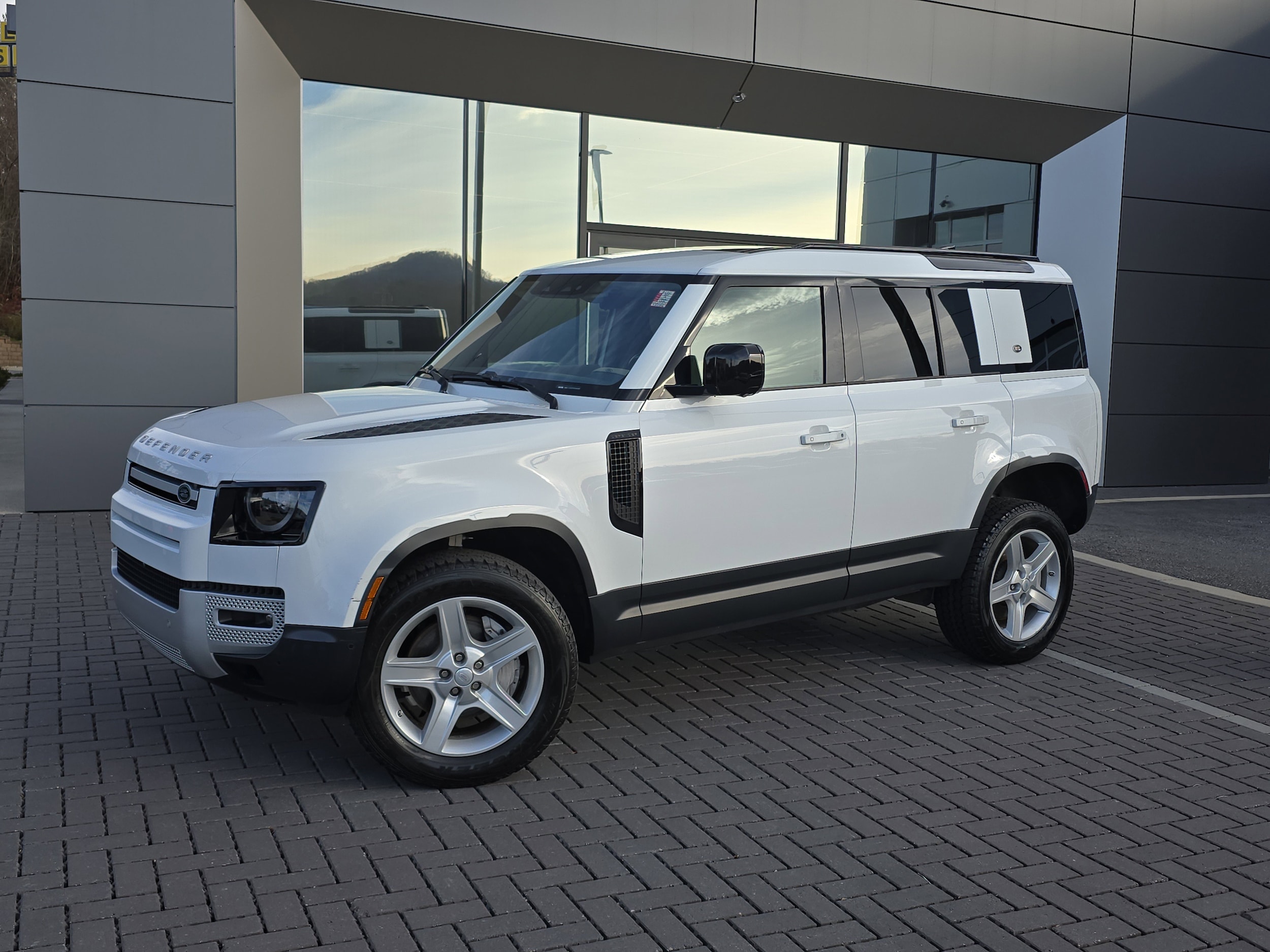 2021 Land Rover Defender SE's photo