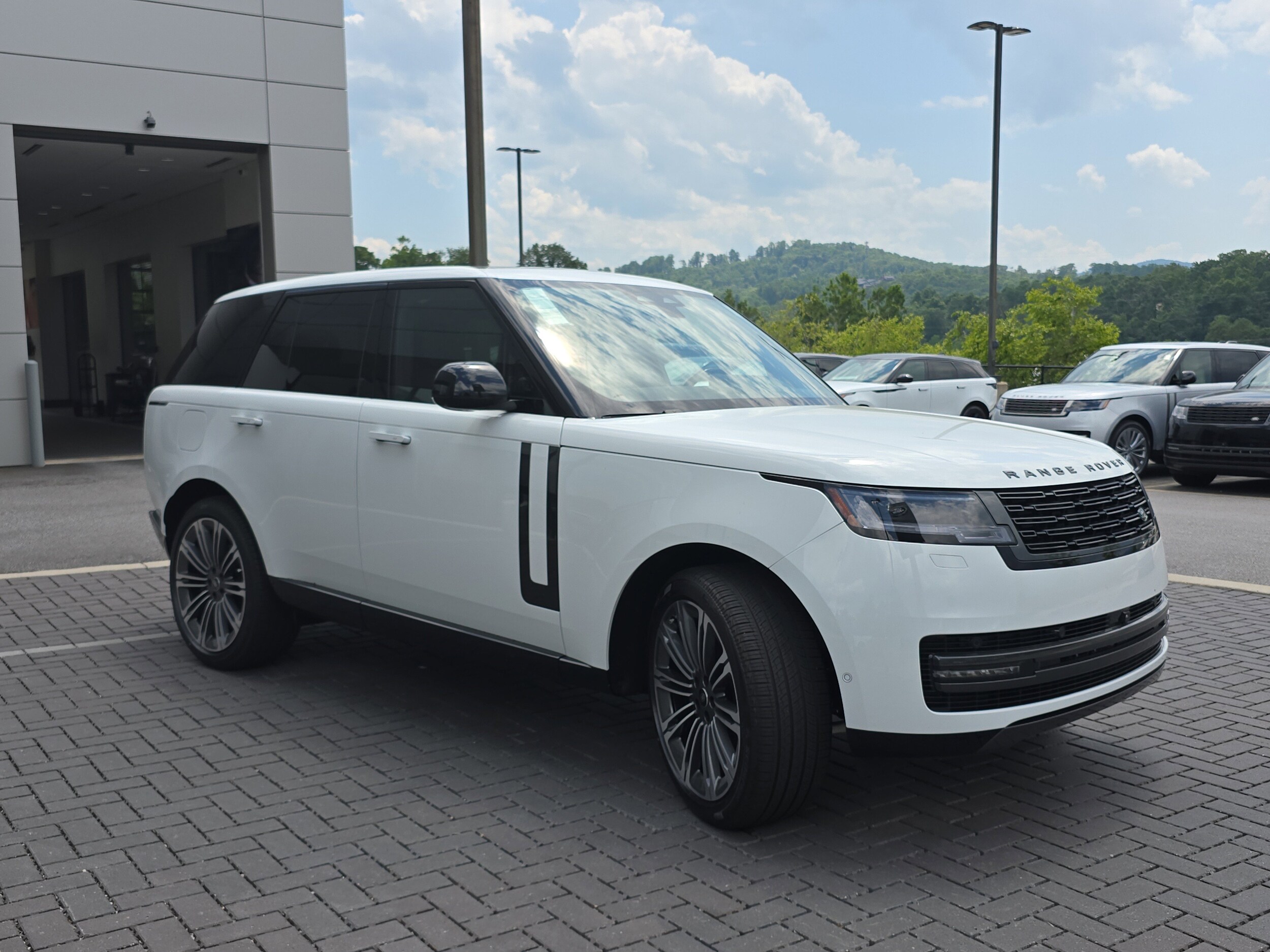 2025 Land Rover Range Rover SE photo 3