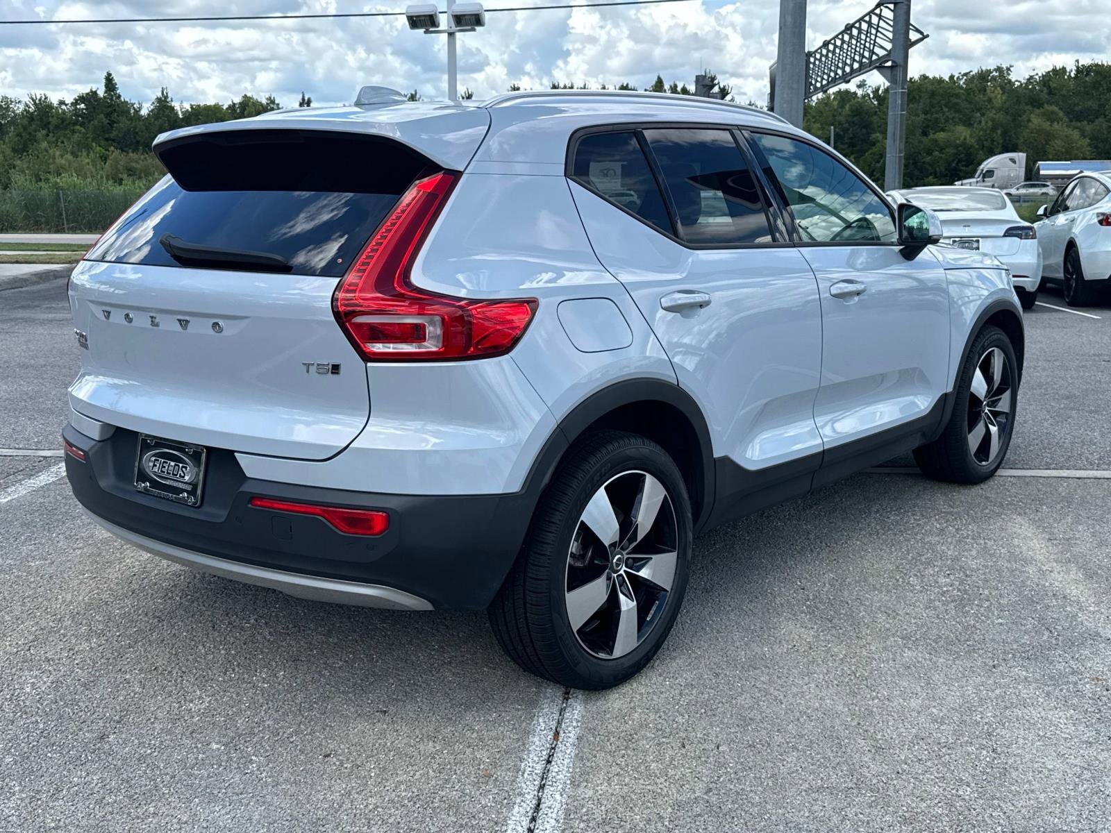 2020 Volvo XC40 Momentum T5 AWD photo 2