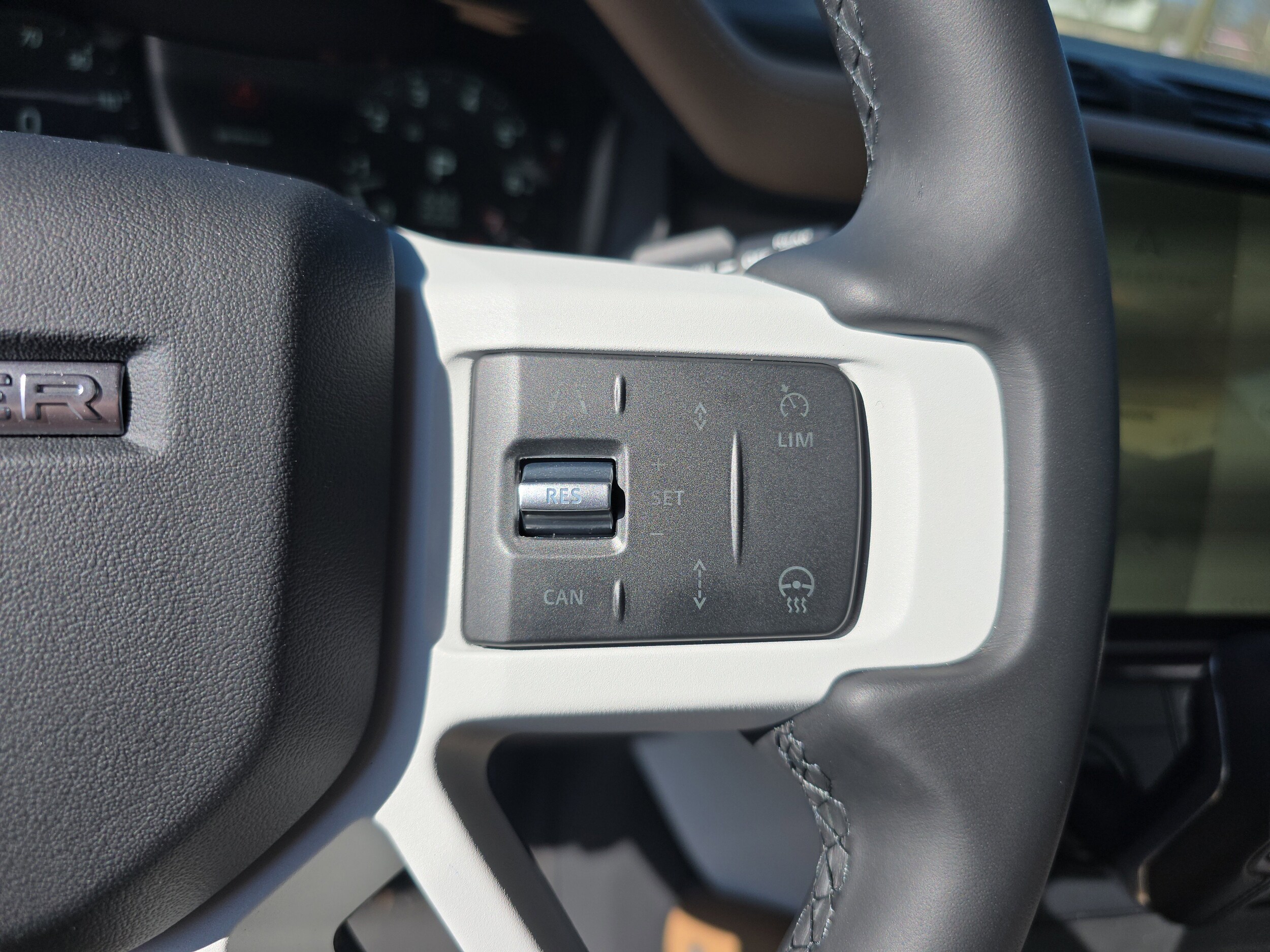 2026 Land Rover Defender X-Dynamic SE - Photo 29