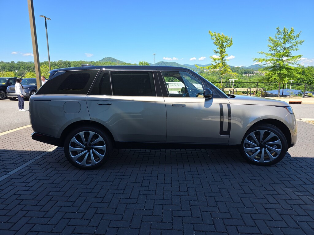 New 2026 Land Rover Range Rover SE LWB 7-Seats / V8 SUV