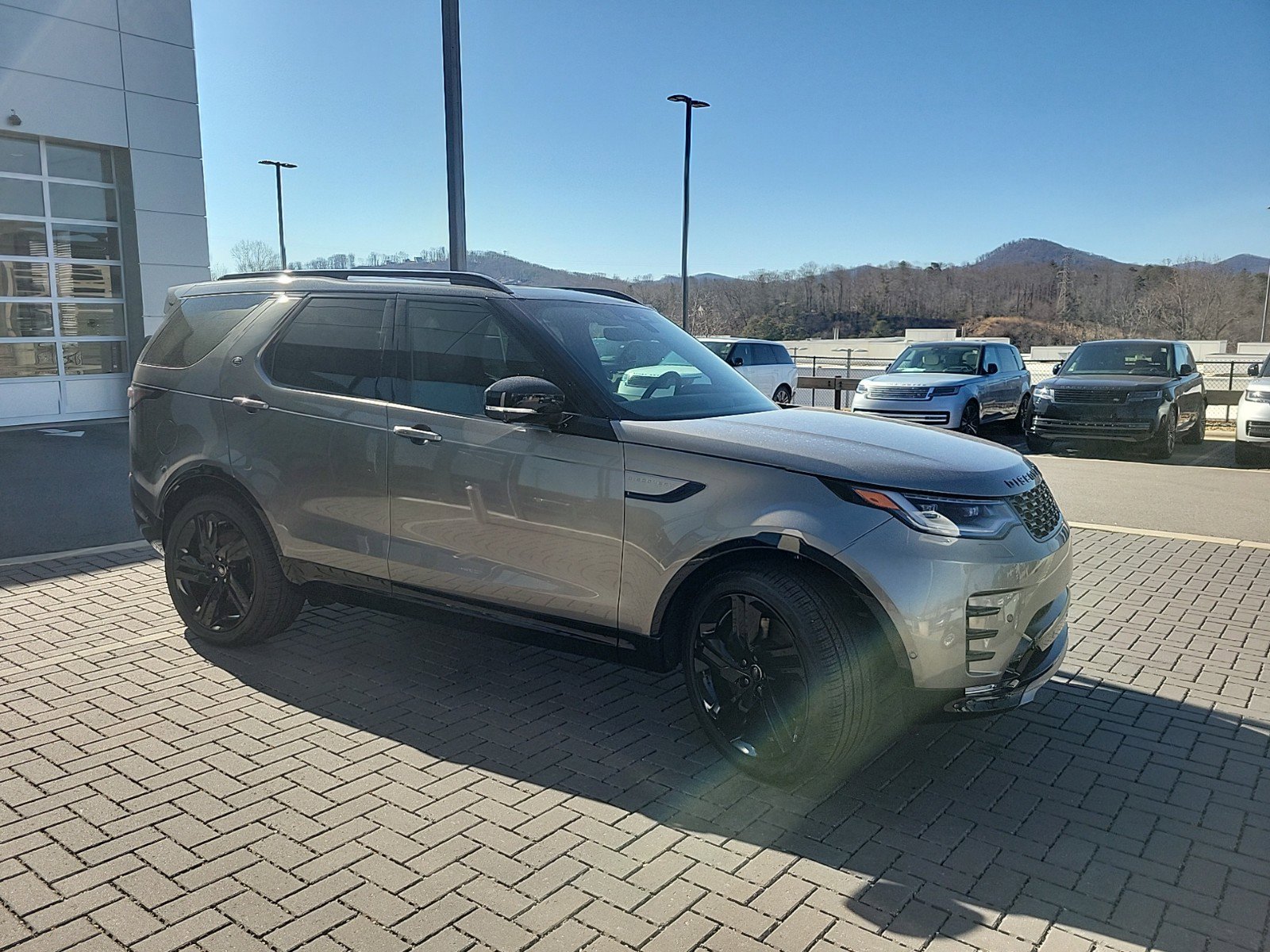 2025 Land Rover Discovery P360 Dynamic SE photo 3