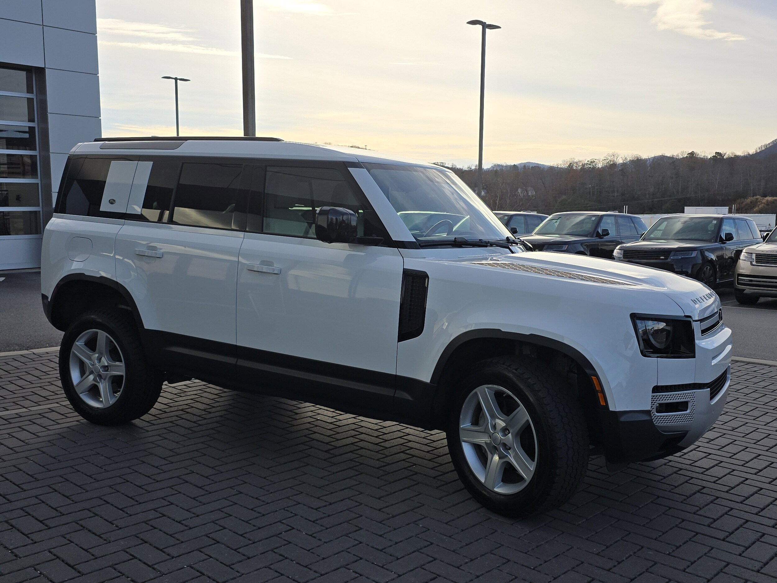 2021 Land Rover Defender 110 SE photo 3