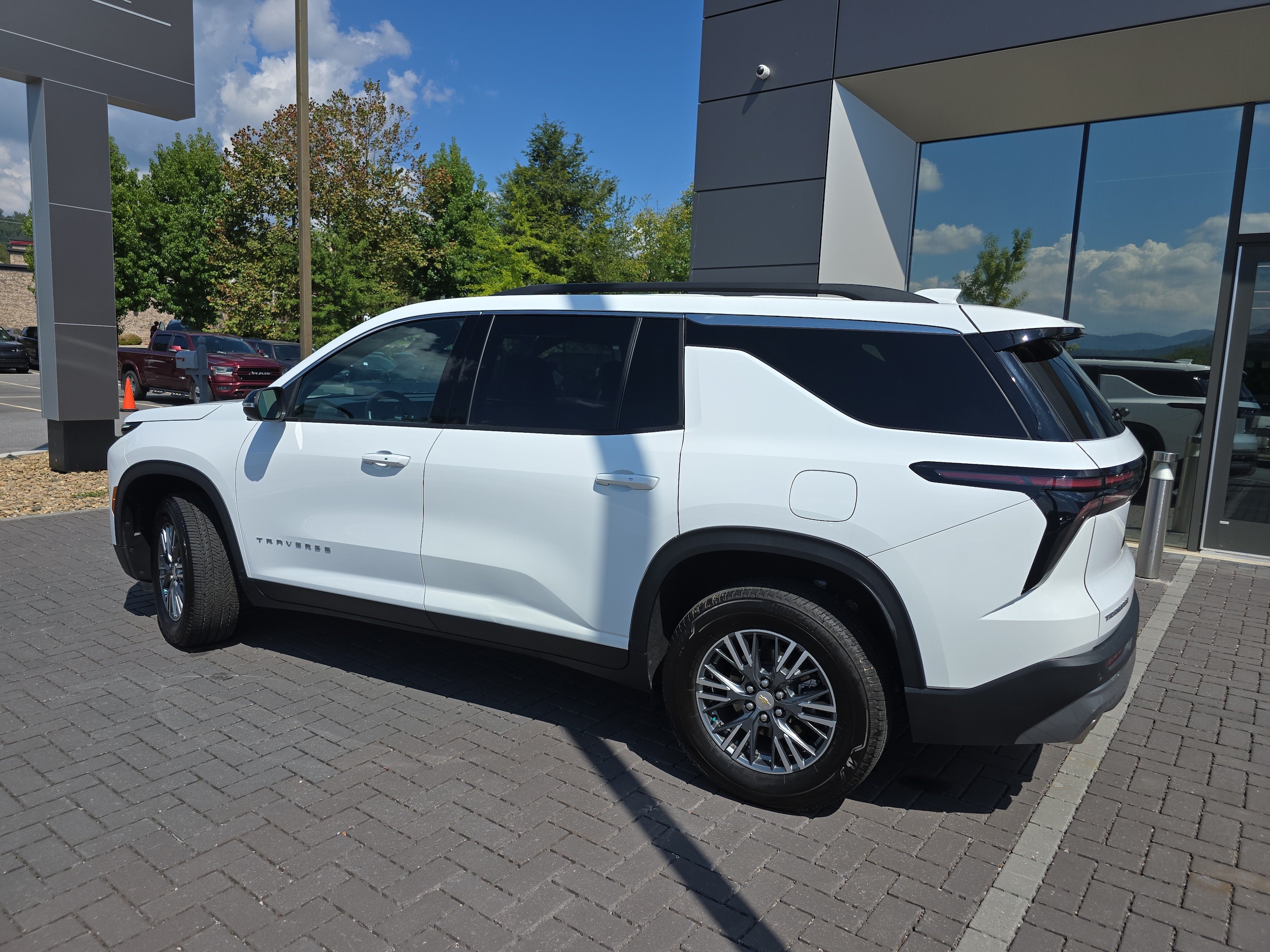 2025 Chevrolet Traverse LT - Photo 7