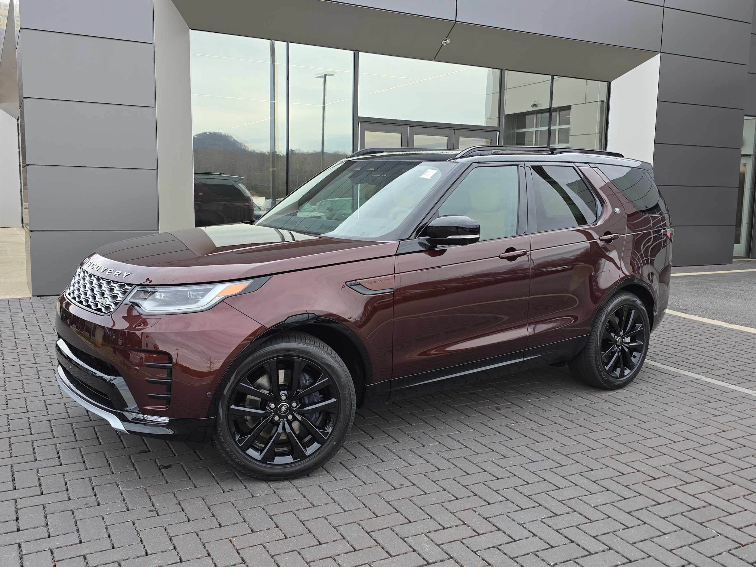 2026 Land Rover Discovery Tempest Edition's photo