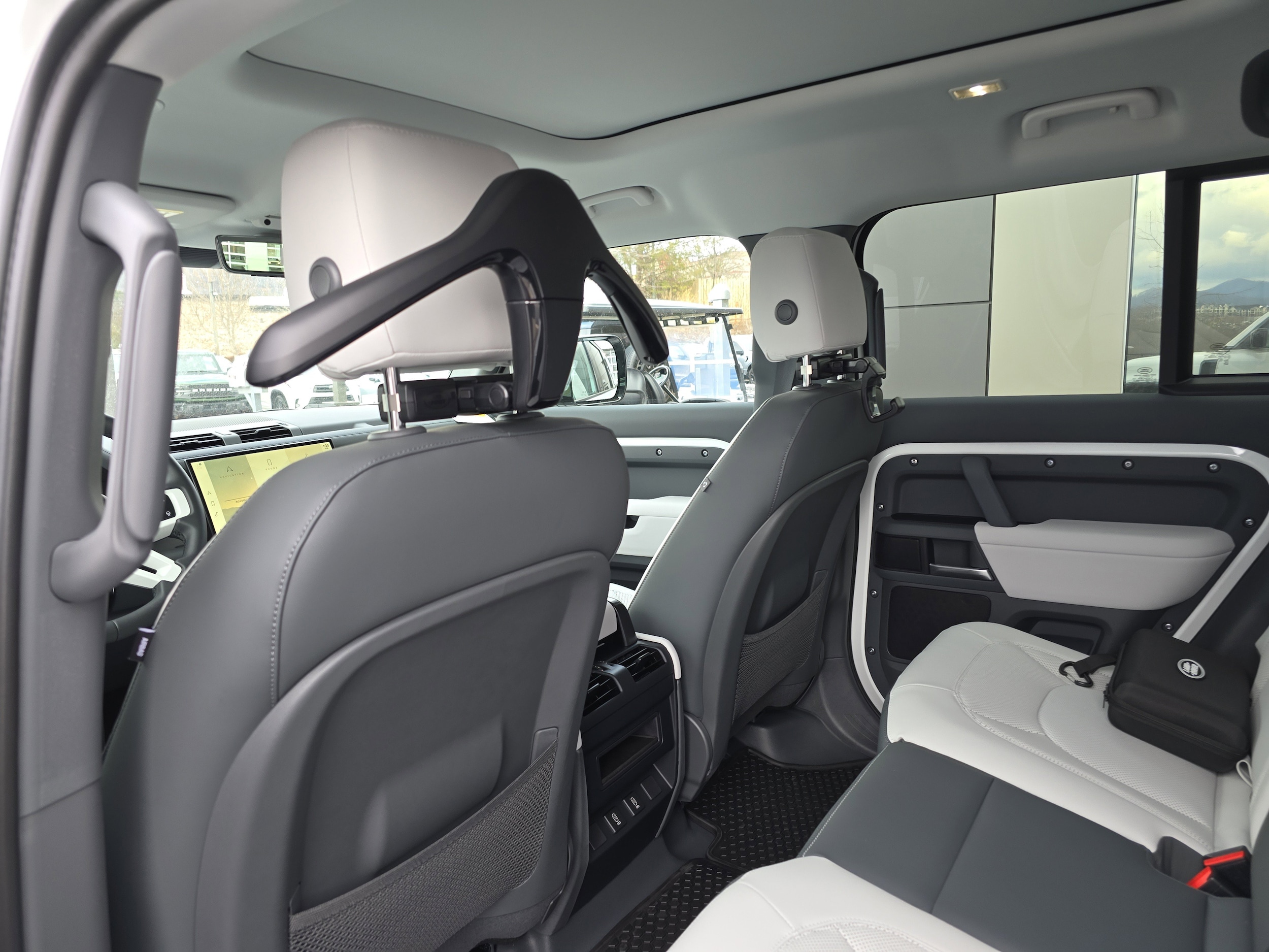 2026 Land Rover Defender X-Dynamic SE - Photo 17