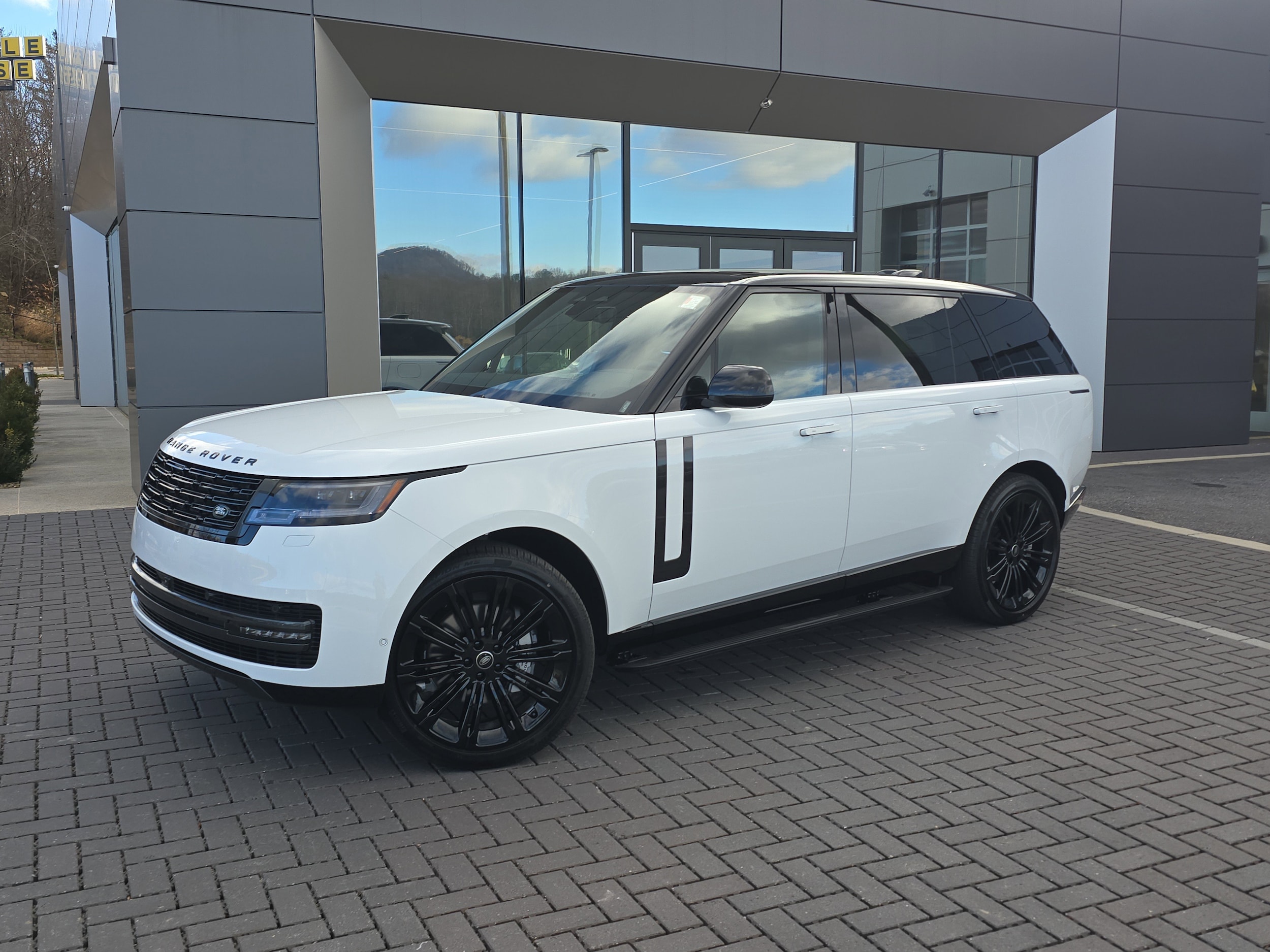 2025 Land Rover Range Rover SE's photo