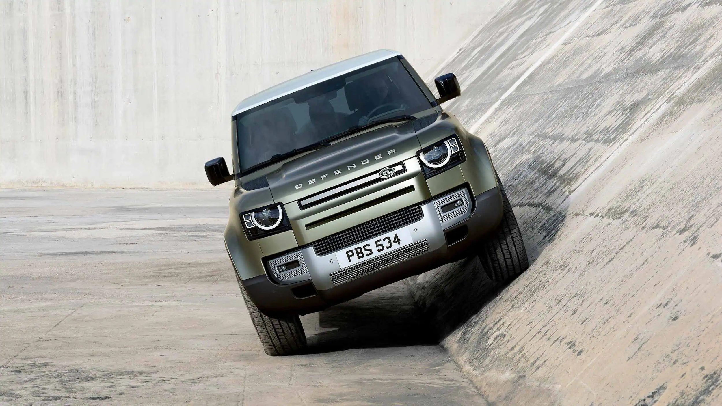 2023-land-rover-defender-action.jpg