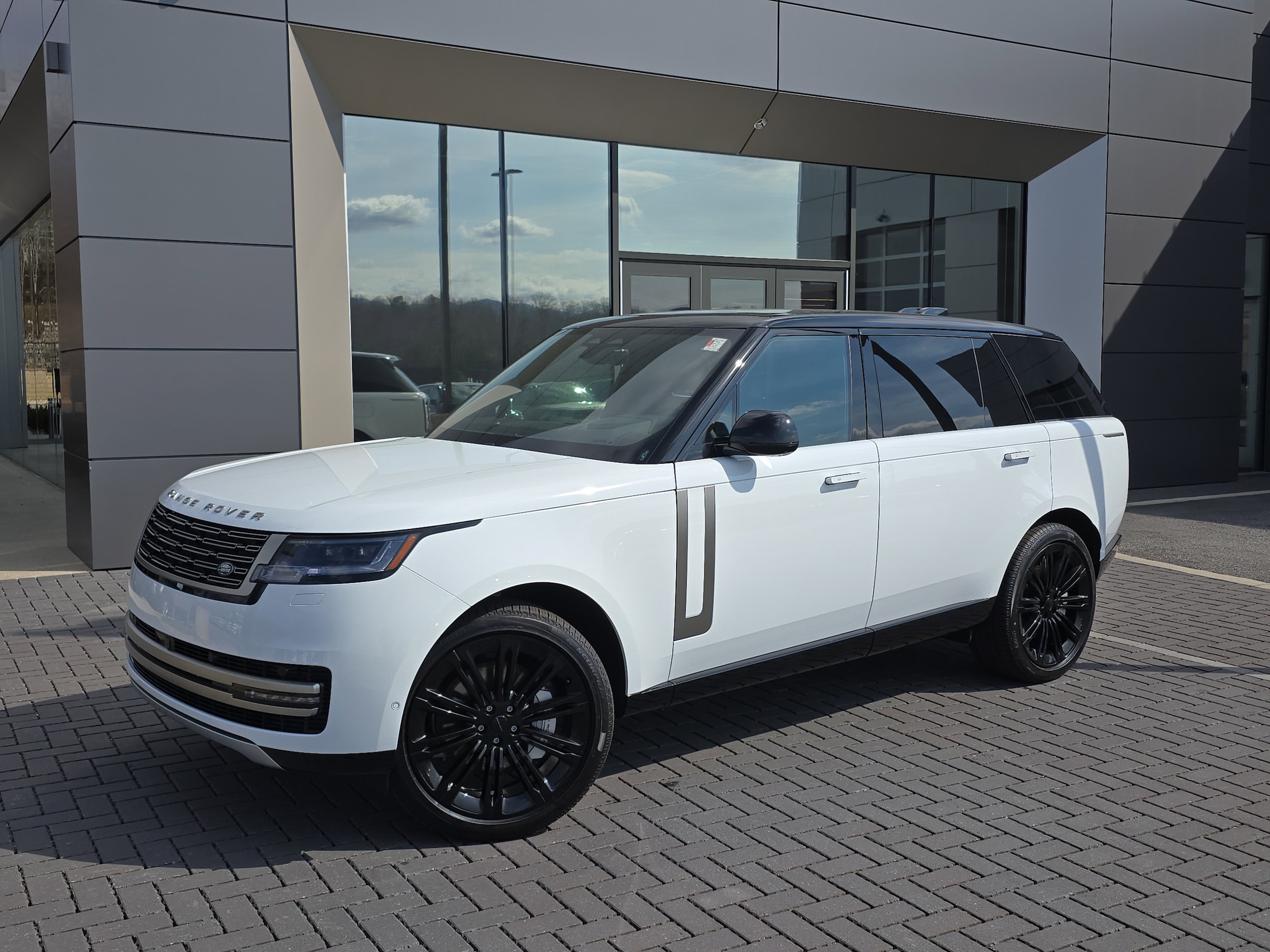 2026 Land Rover Range Rover 4.4 SE LWB 7's photo