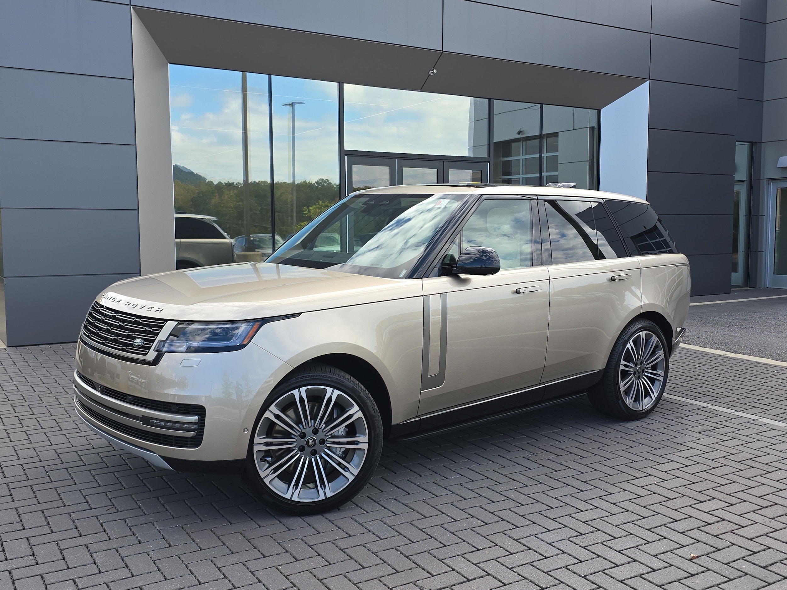 2025 Land Rover Range Rover SE's photo