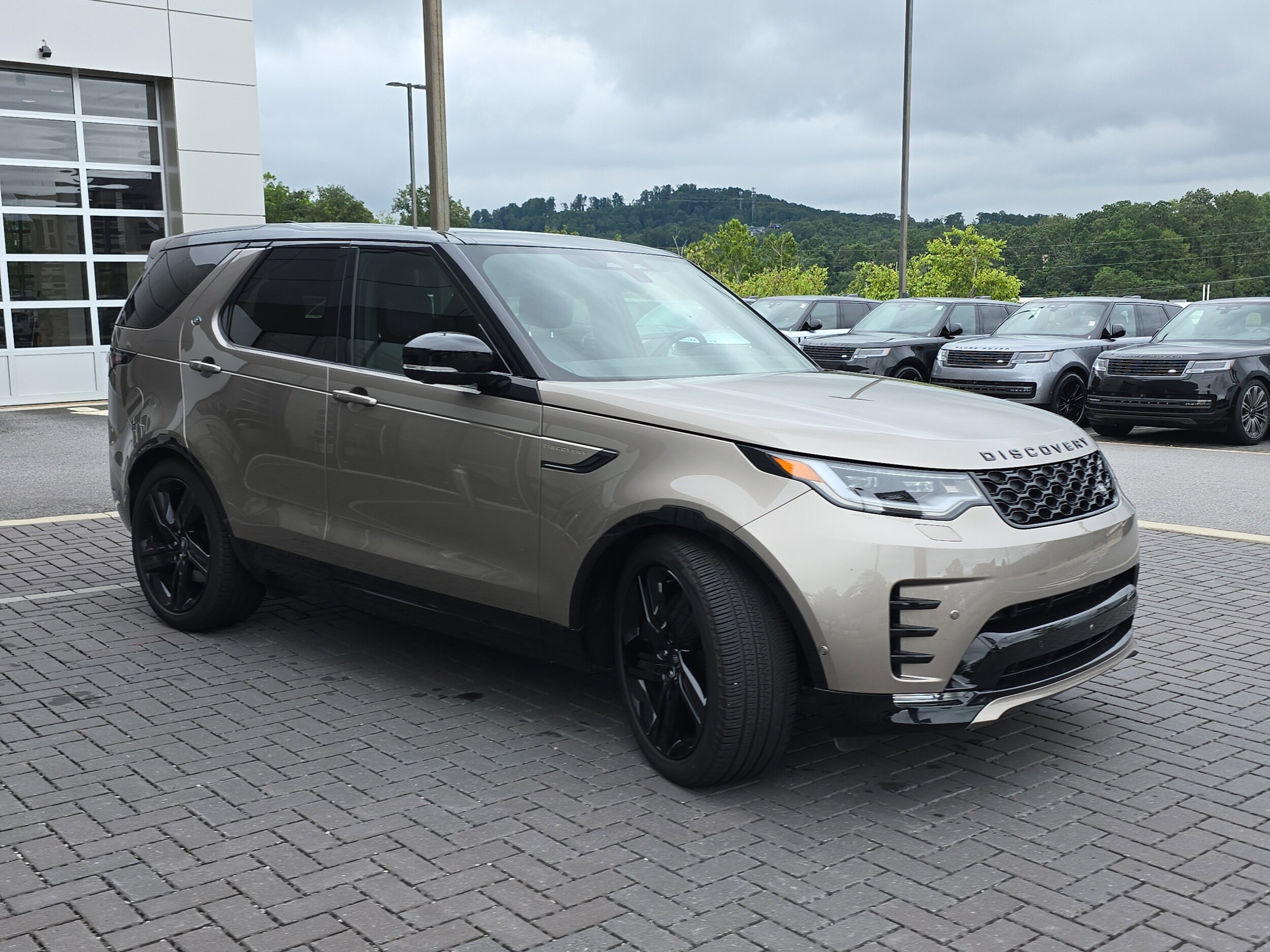 2025 Land Rover Discovery P360 Dynamic SE photo 3