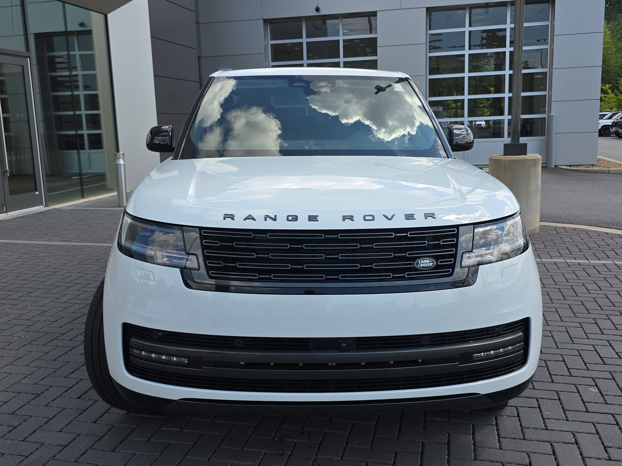 2025 Land Rover Range Rover SE photo 2