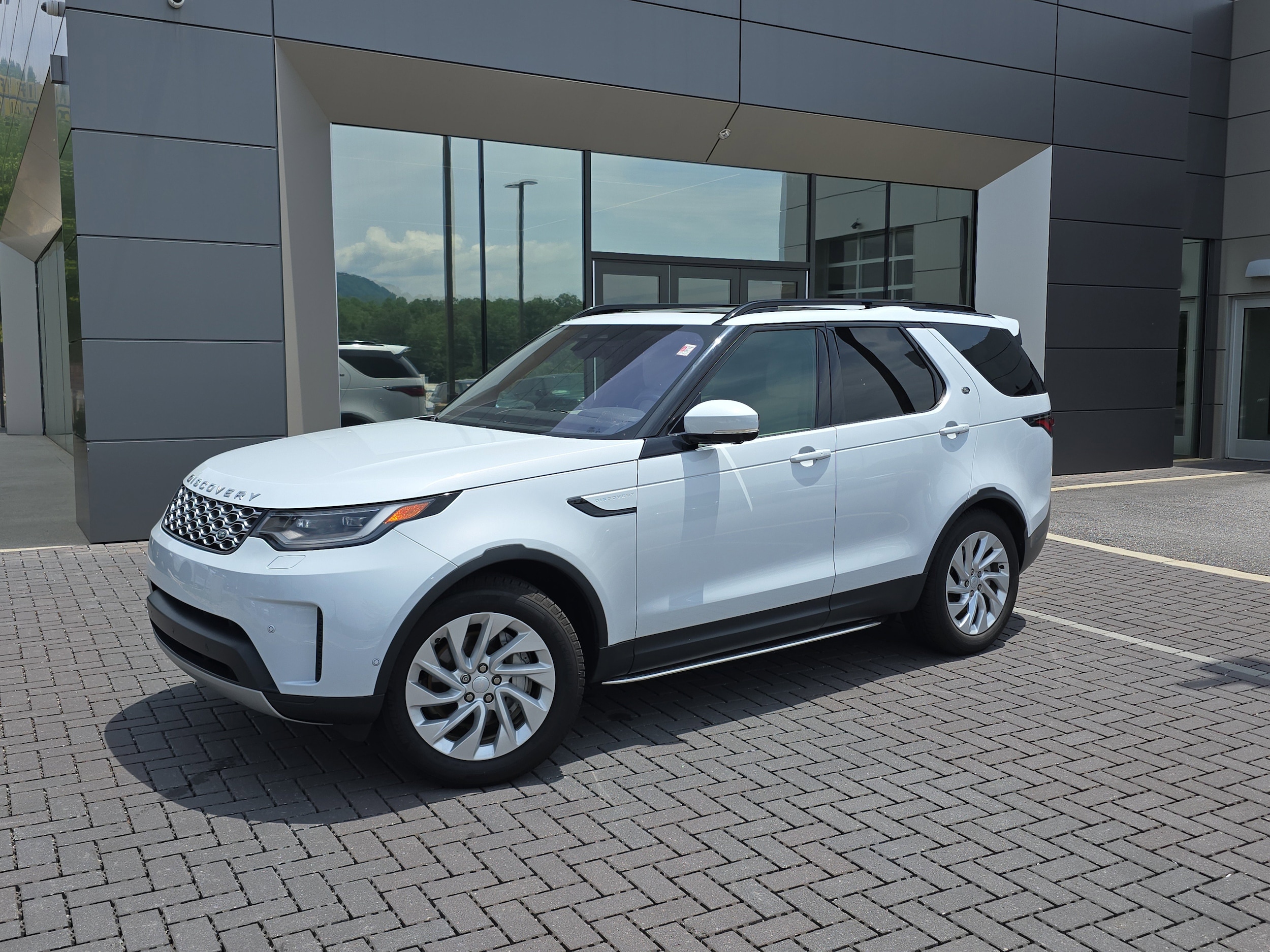 2022 Land Rover Discovery S's photo
