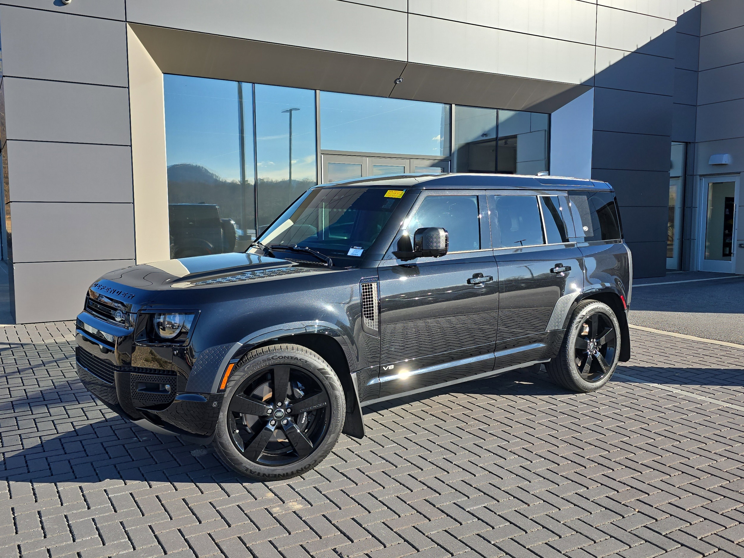 2024 Land Rover Defender V8's photo