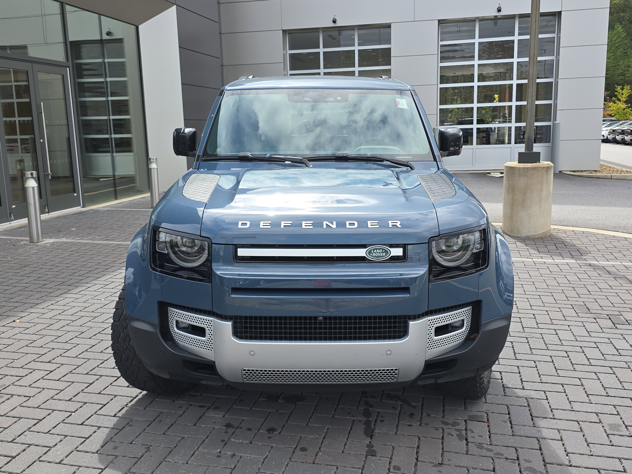 2023 Land Rover Defender 110 SE photo 2