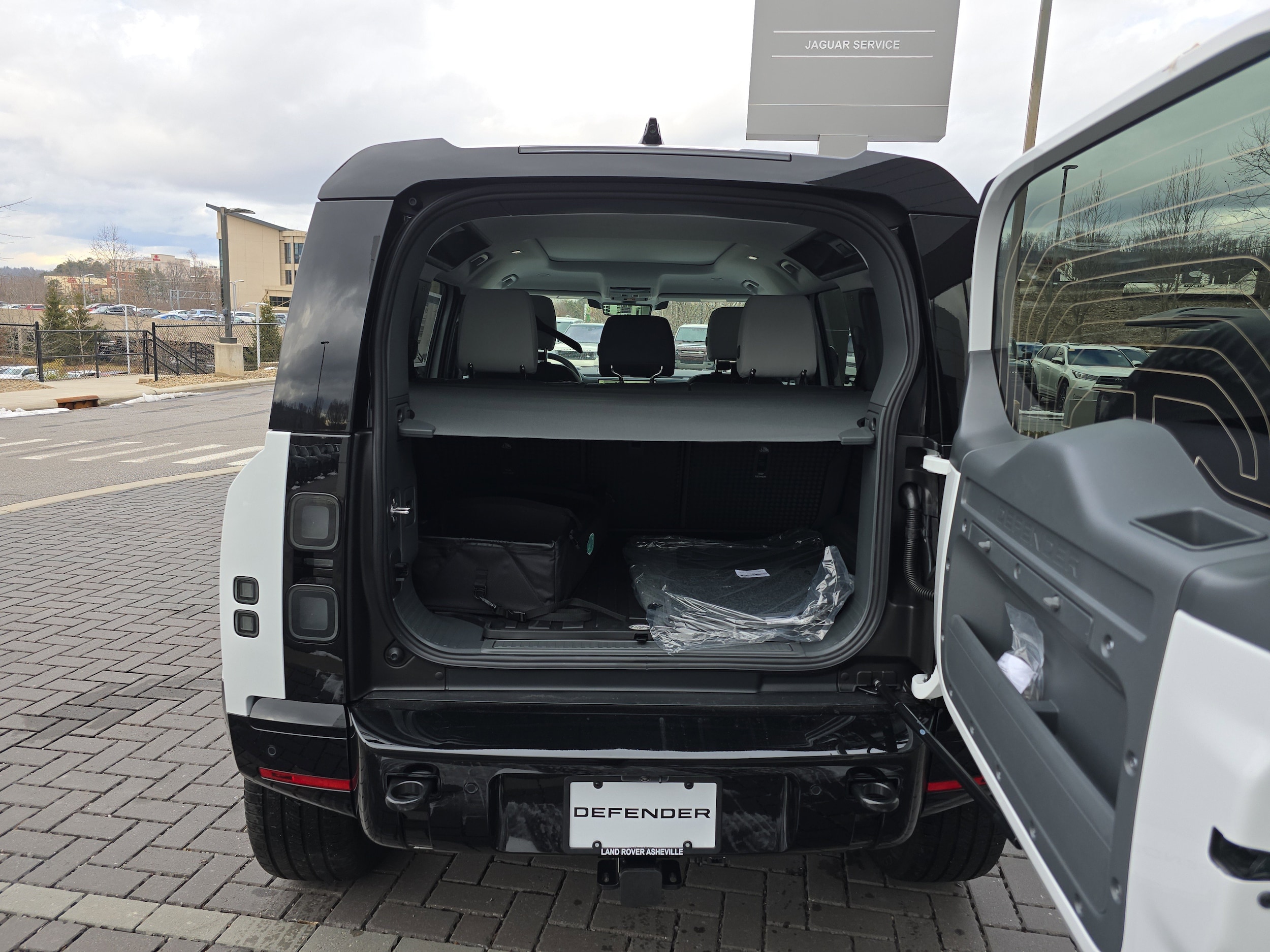2026 Land Rover Defender X-Dynamic SE - Photo 7