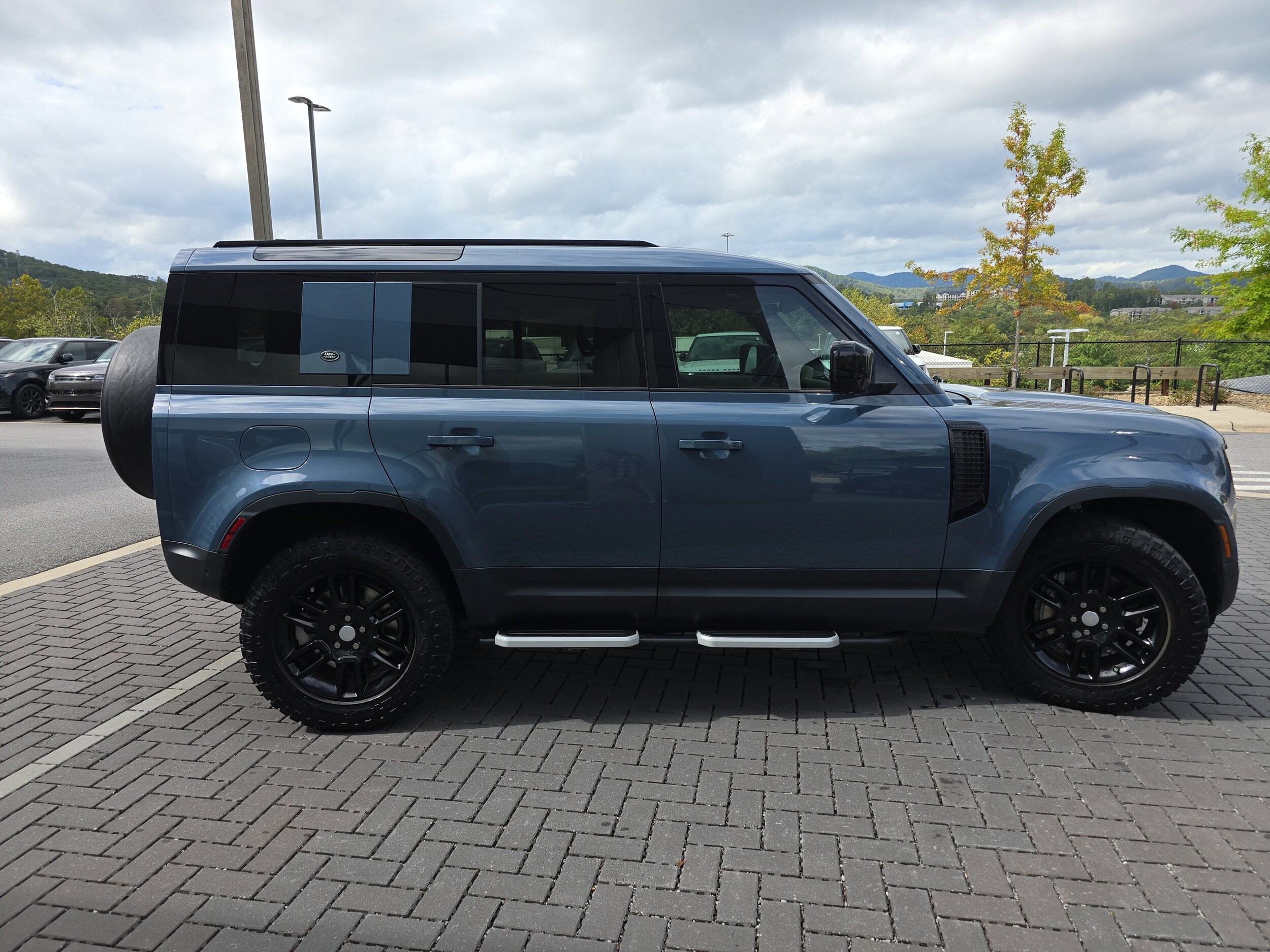 2023 Land Rover Defender 110 SE photo 4