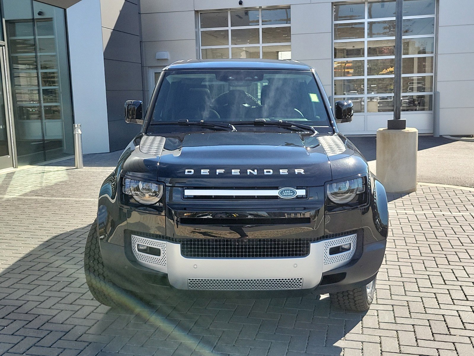 2024 Land Rover Defender 110 SE photo 2