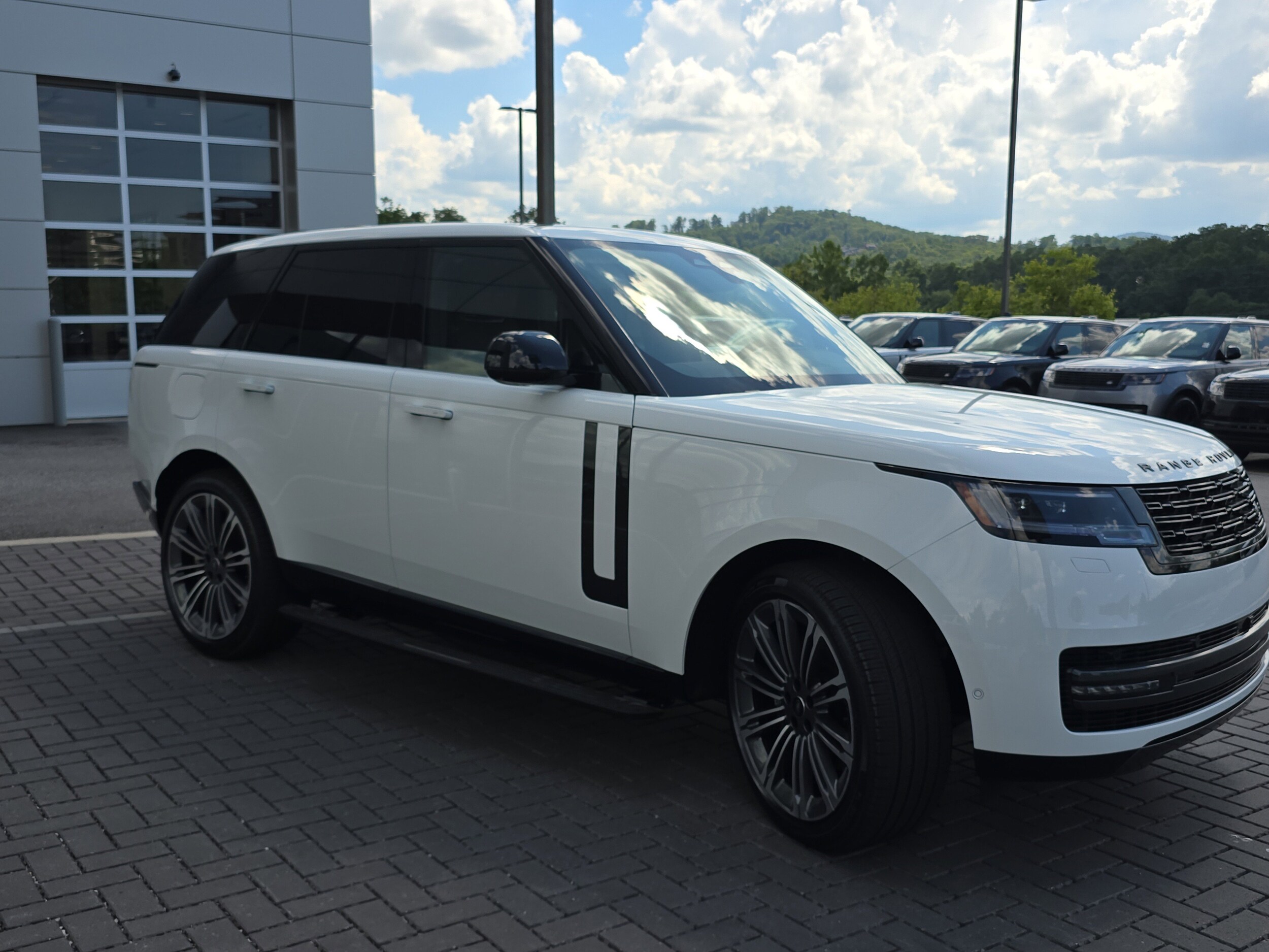 2025 Land Rover Range Rover SE photo 3