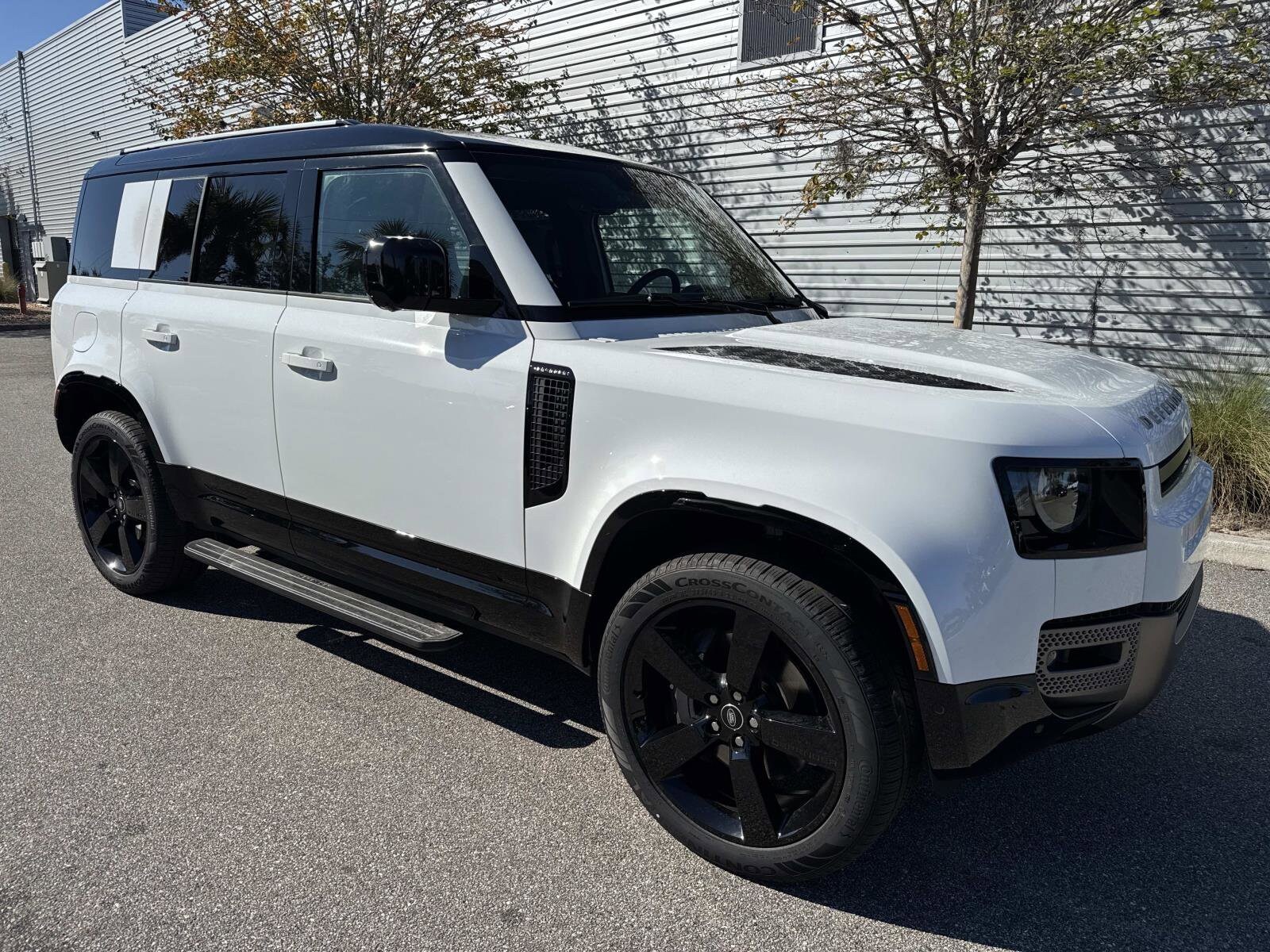 2025 Land Rover Defender 110 X-Dynamic SE photo 2