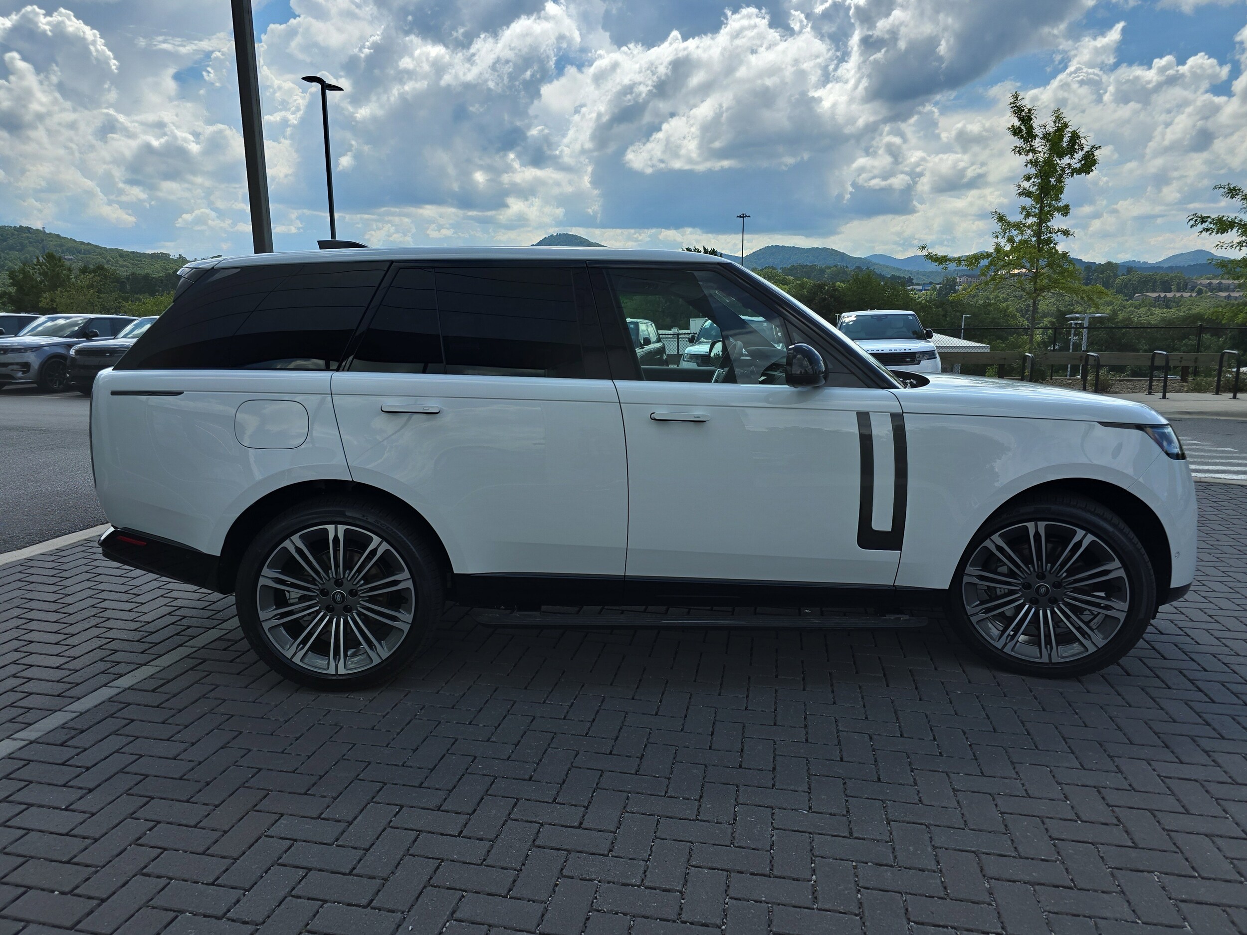 2025 Land Rover Range Rover SE photo 4