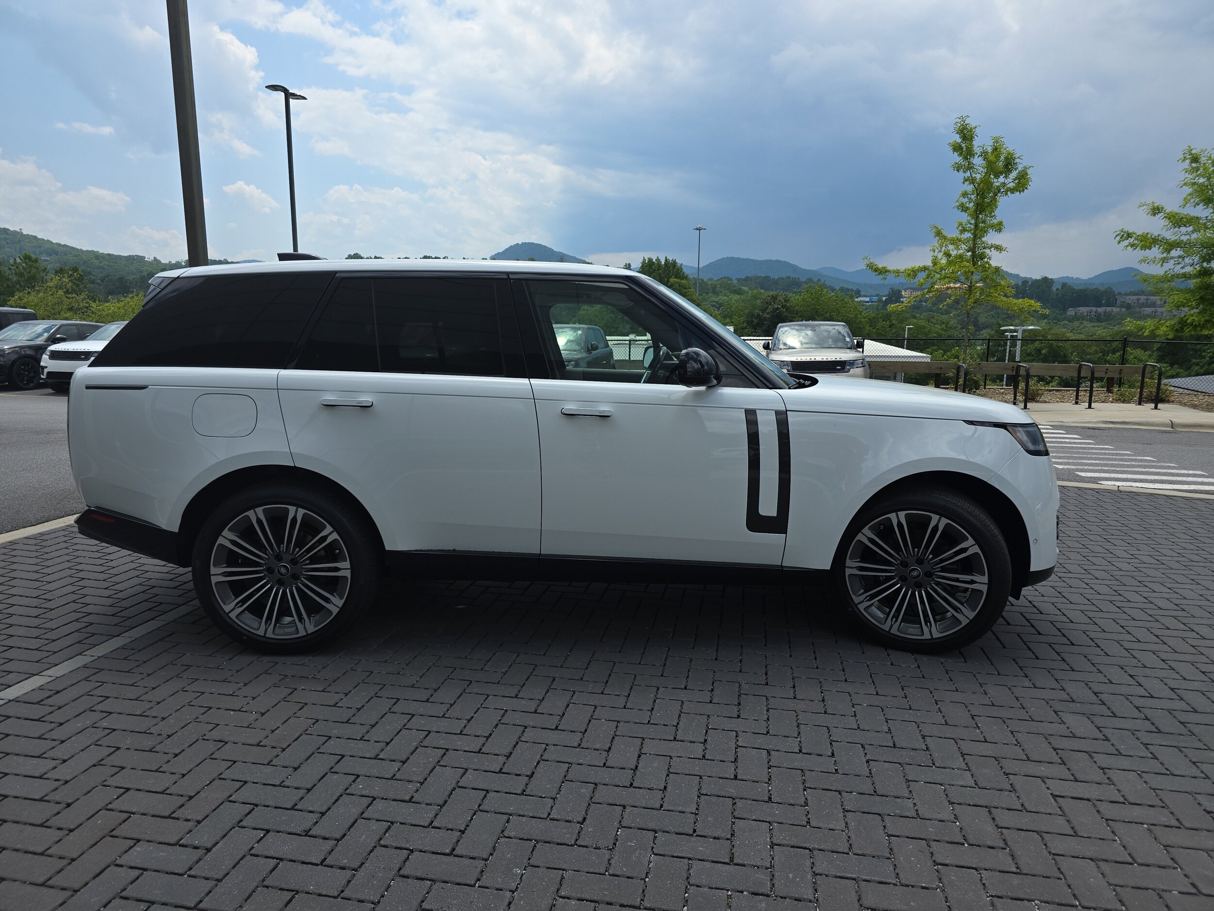 2025 Land Rover Range Rover SE photo 4