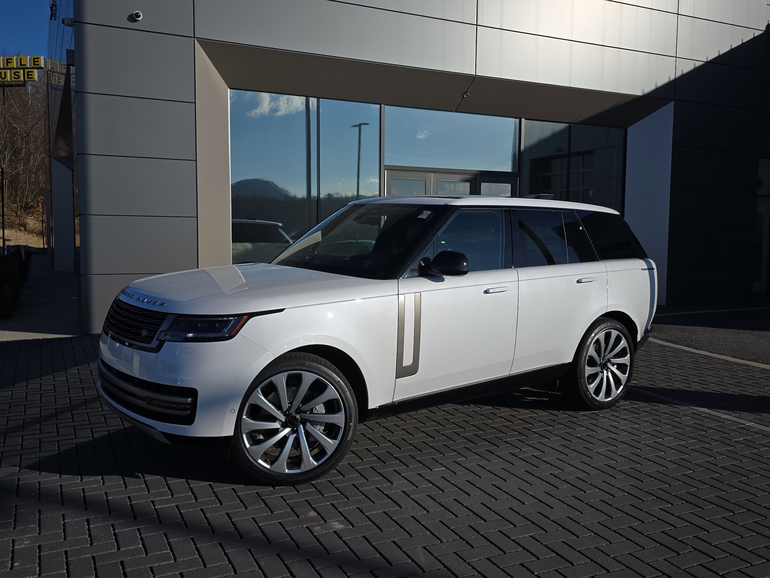 2026 Land Rover Range Rover SE's photo