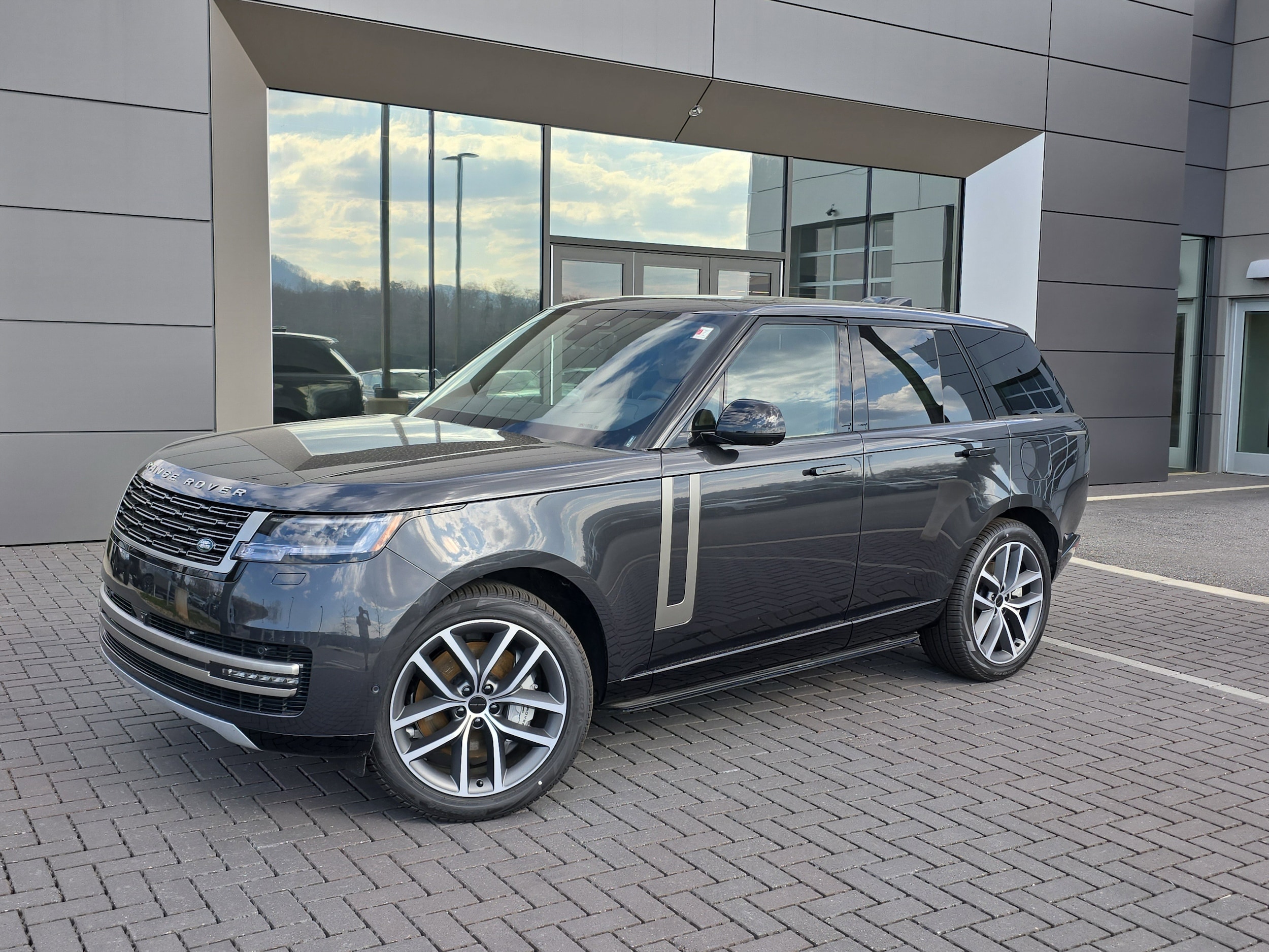 2026 Land Rover Range Rover 3.0 PHEV SE SWB's photo