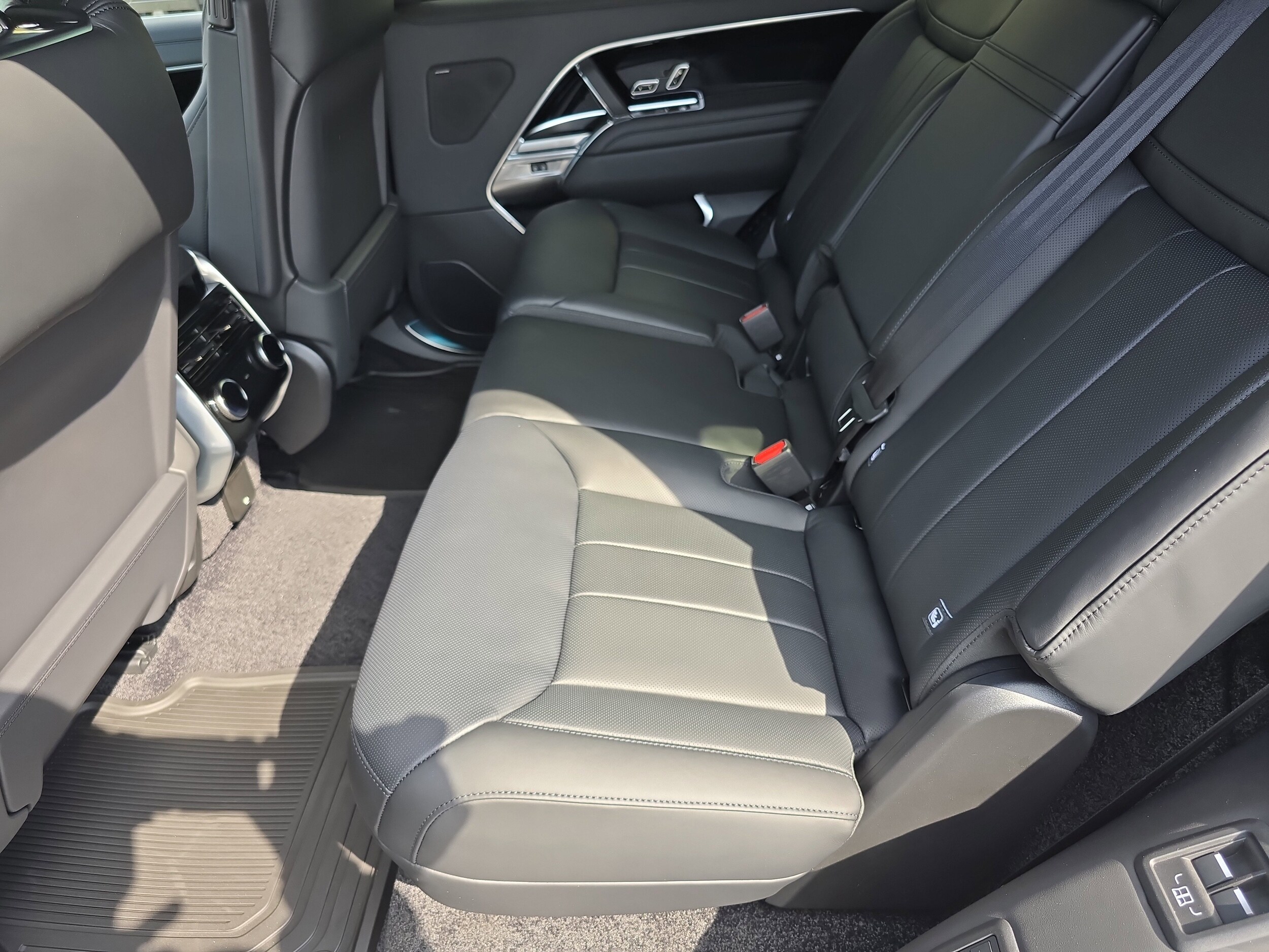2026 Land Rover Range Rover SE - Photo 16