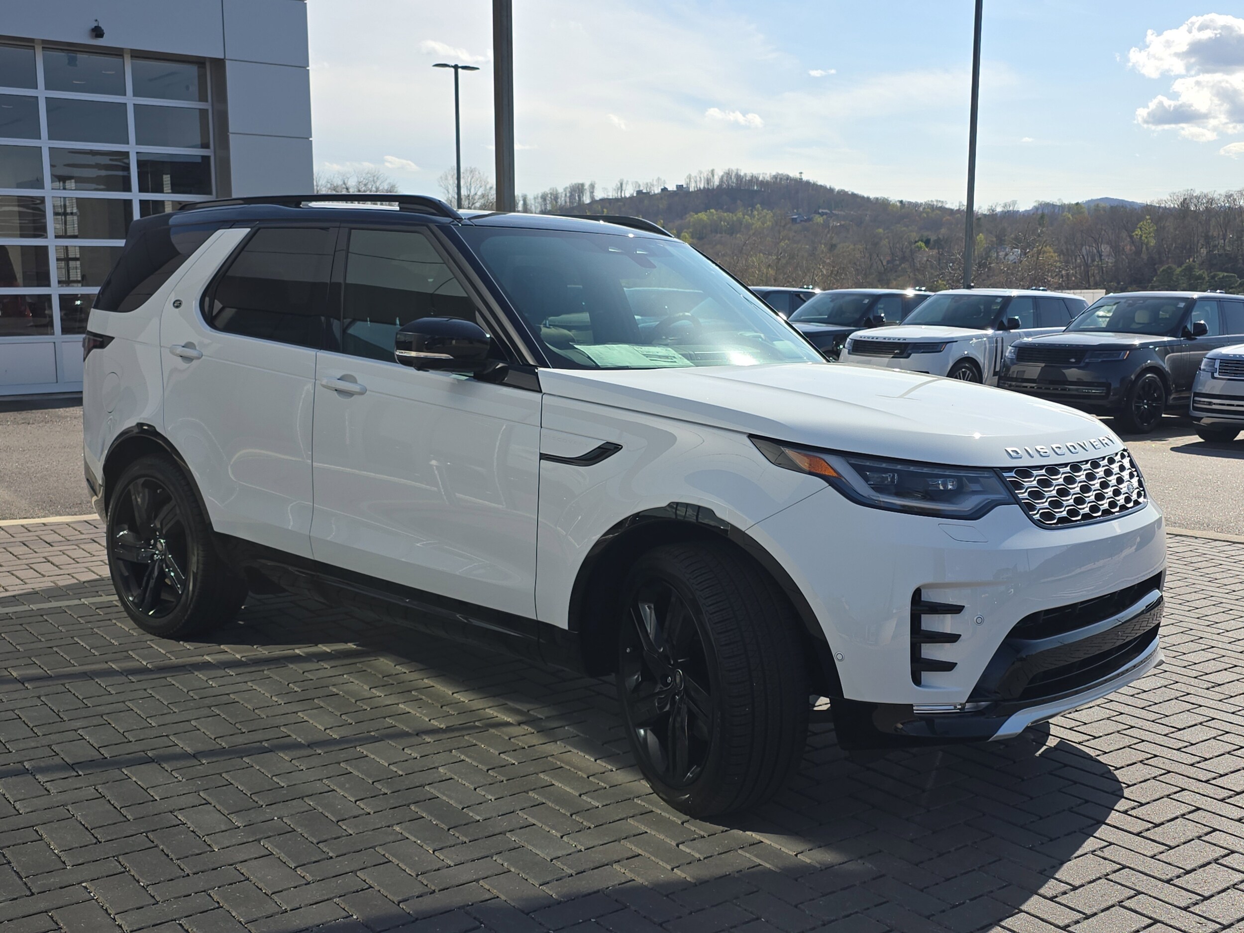 2025 Land Rover Discovery Metropolitan Edition photo 3