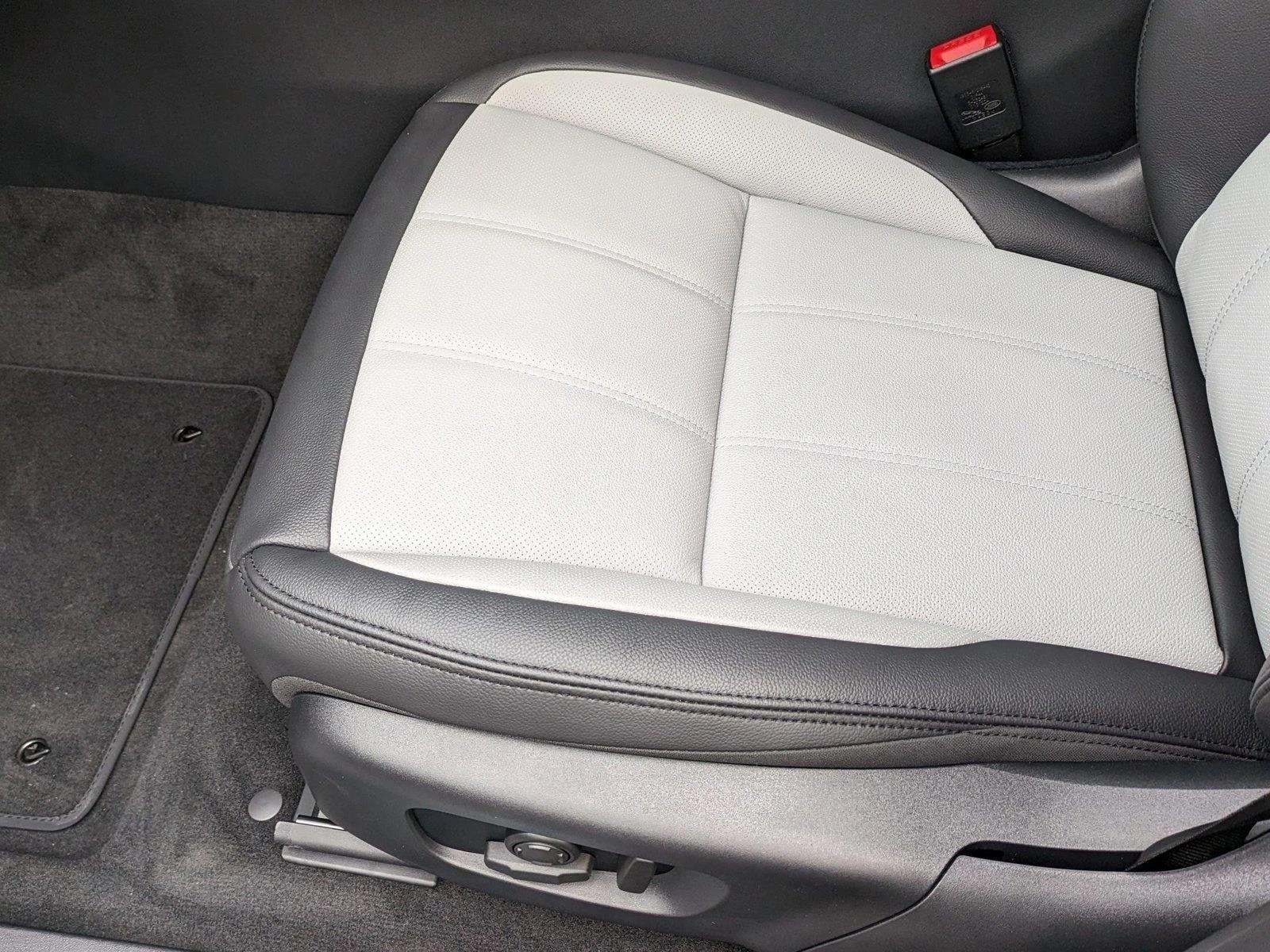 2026 Land Rover Range Rover Evoque Dynamic SE photo 3