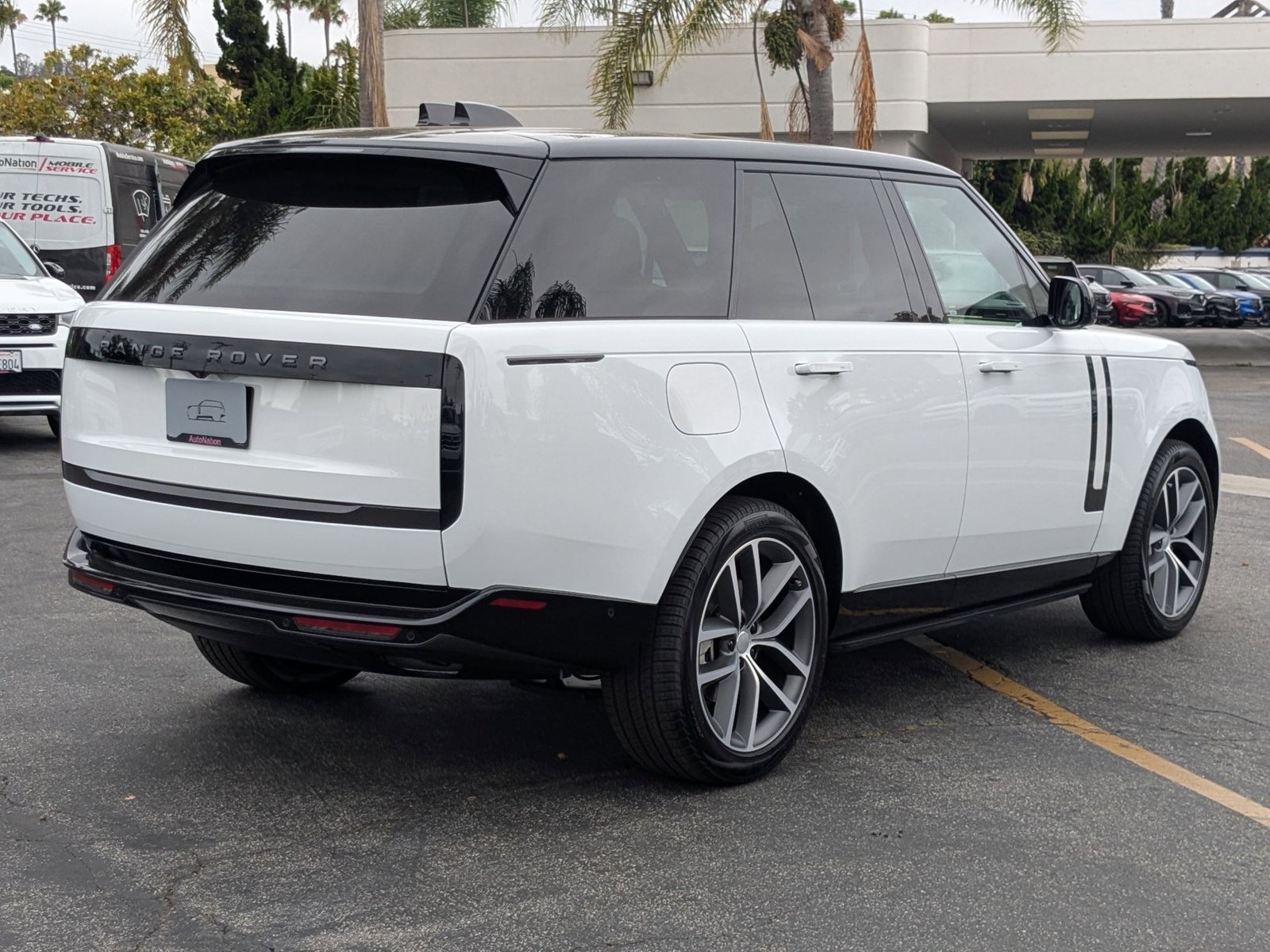 2025 Land Rover Range Rover SE photo 2
