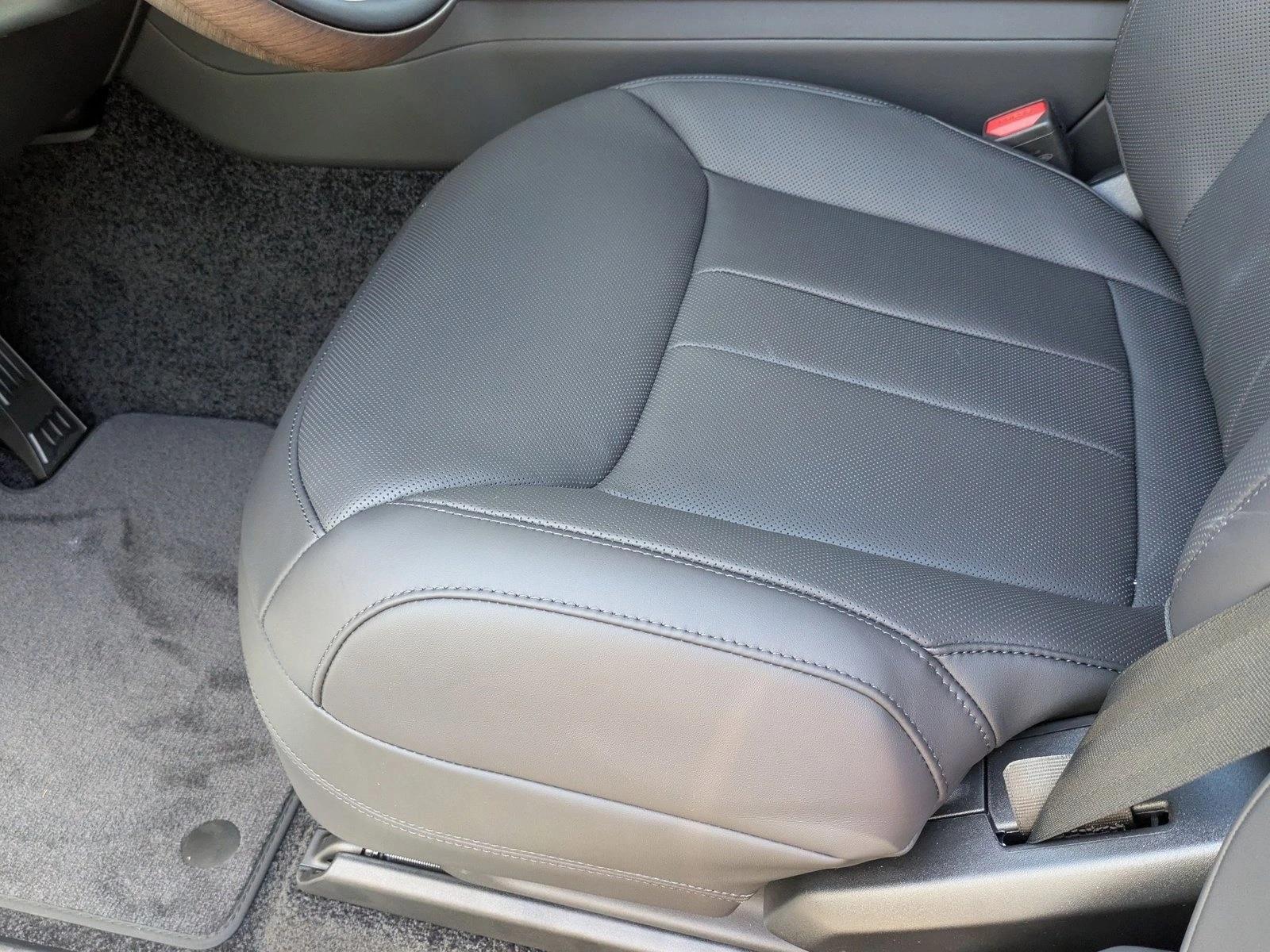 2025 Land Rover Range Rover SE photo 2