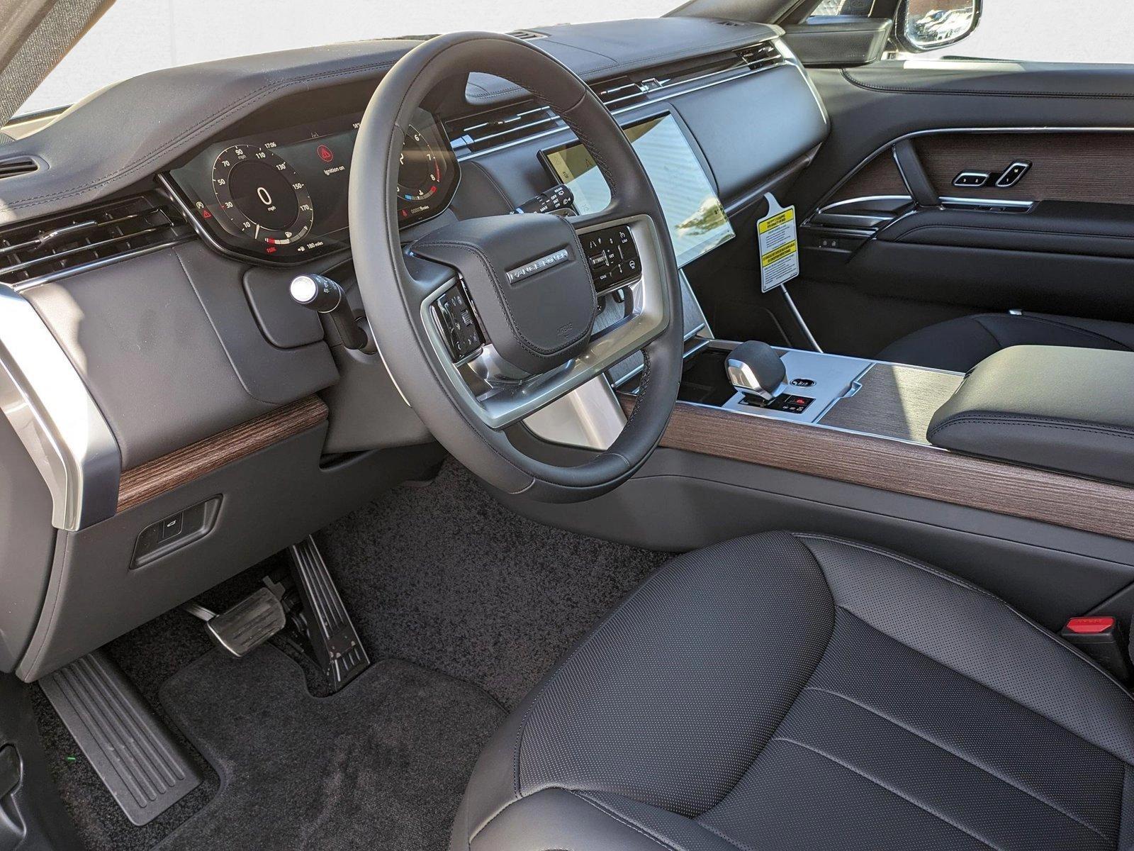 2025 Land Rover Range Rover SE photo 2