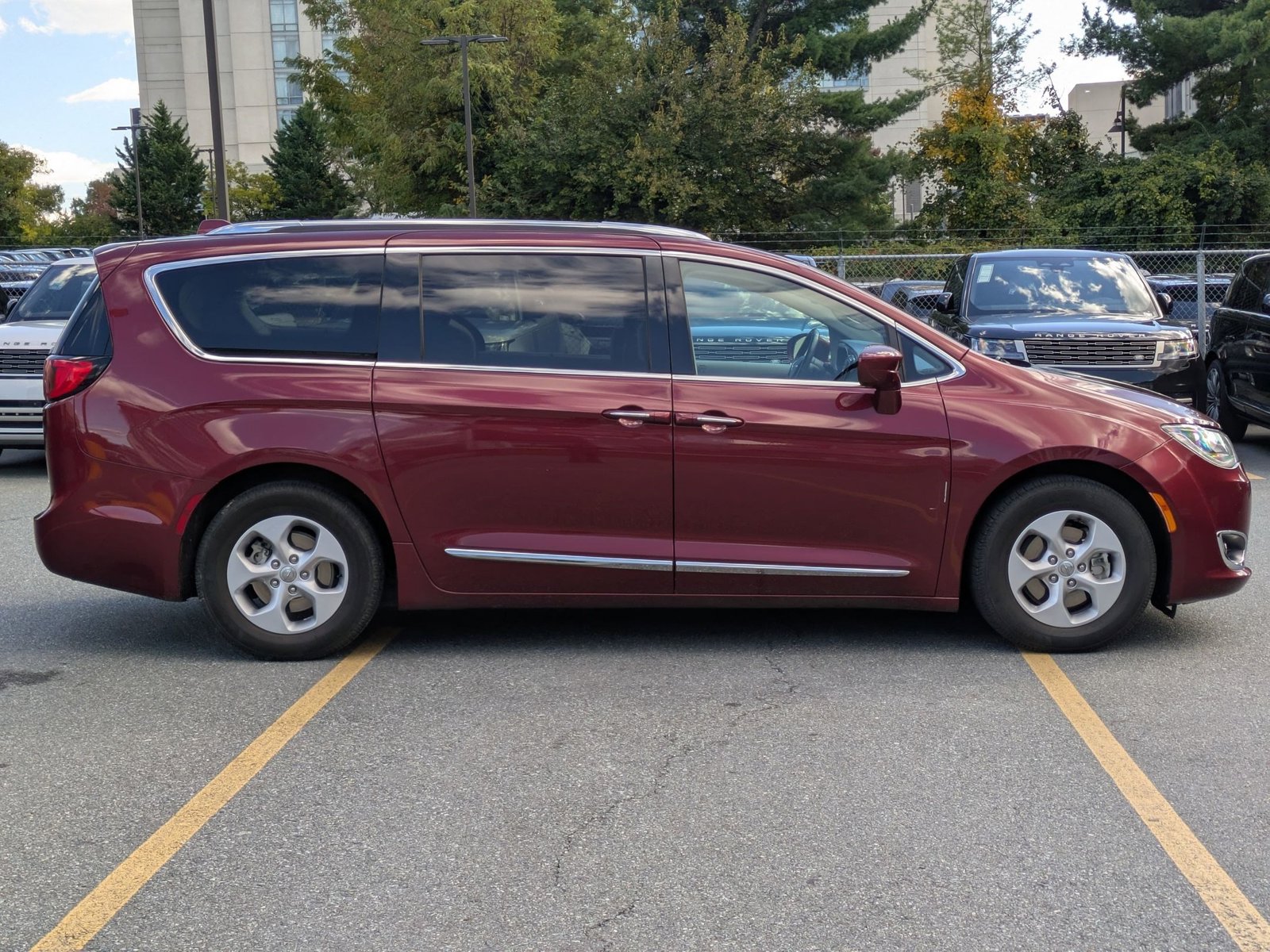 2018 Chrysler Pacifica Hybrid Touring L photo 4