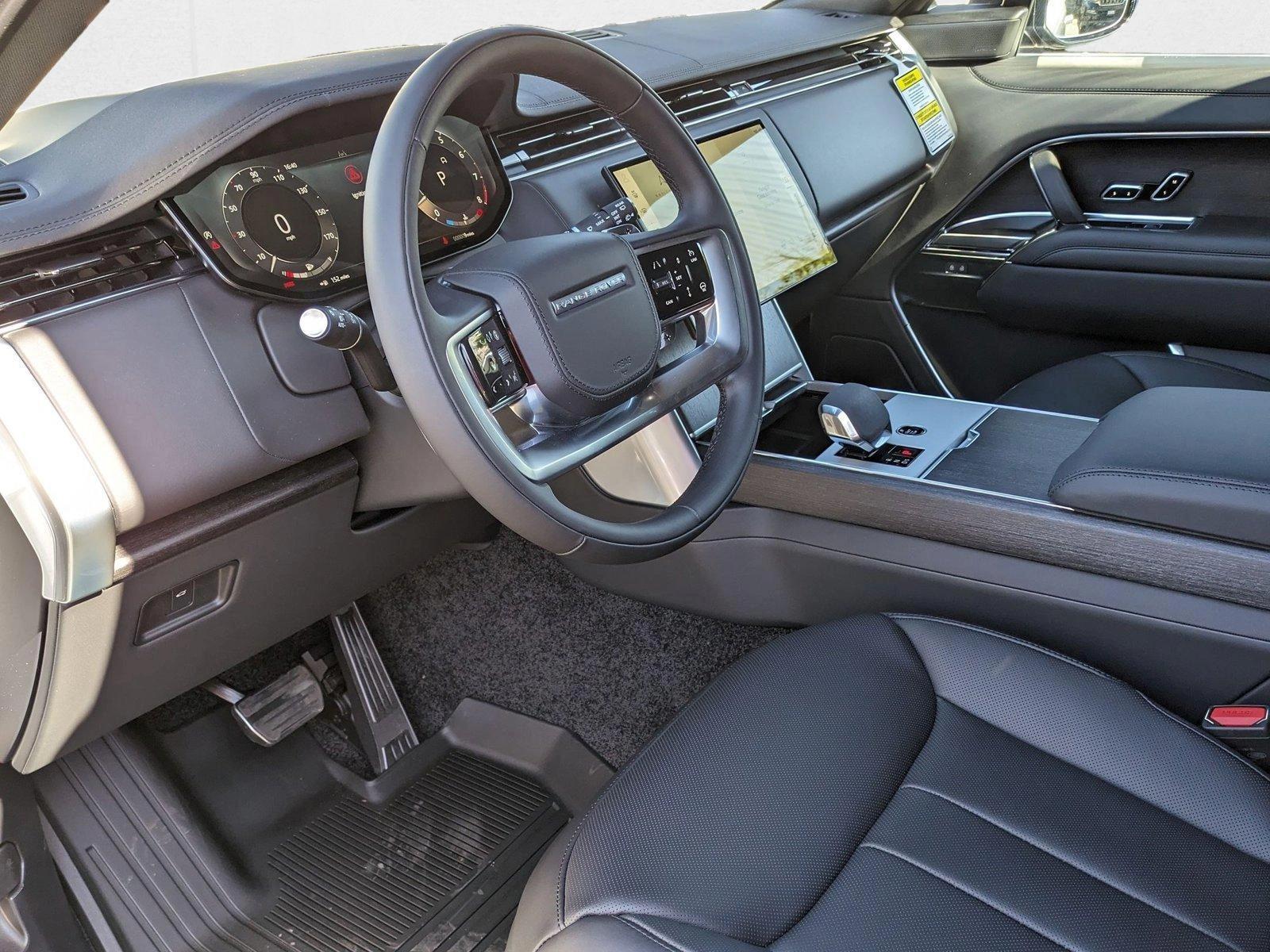 2025 Land Rover Range Rover SE photo 2